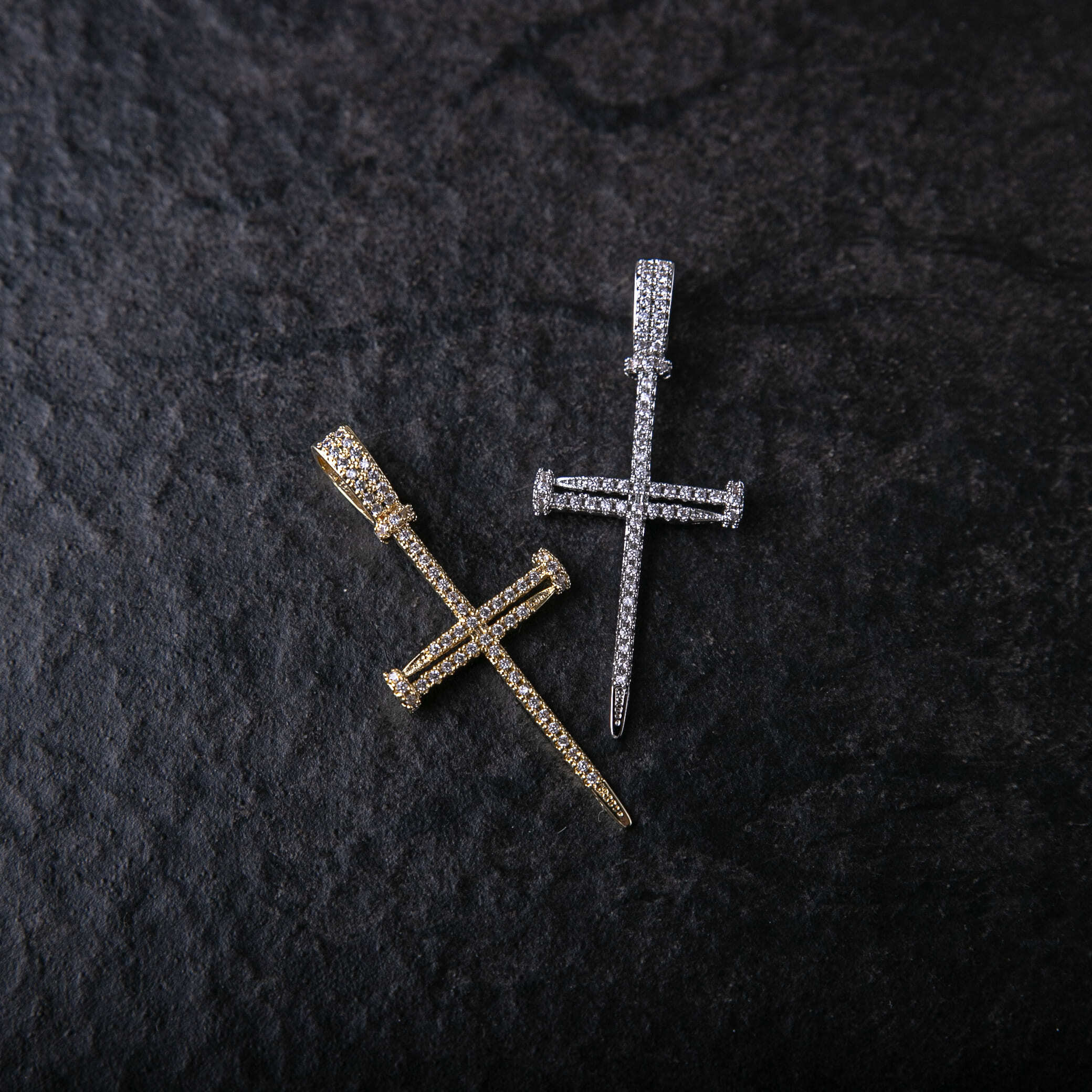 滿鑲釘子十字架墜飾
