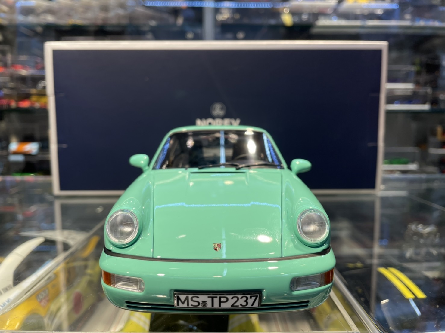 NOREV 187327 Porsche 911 Carrera 2 1992 Mintgrun 1/18