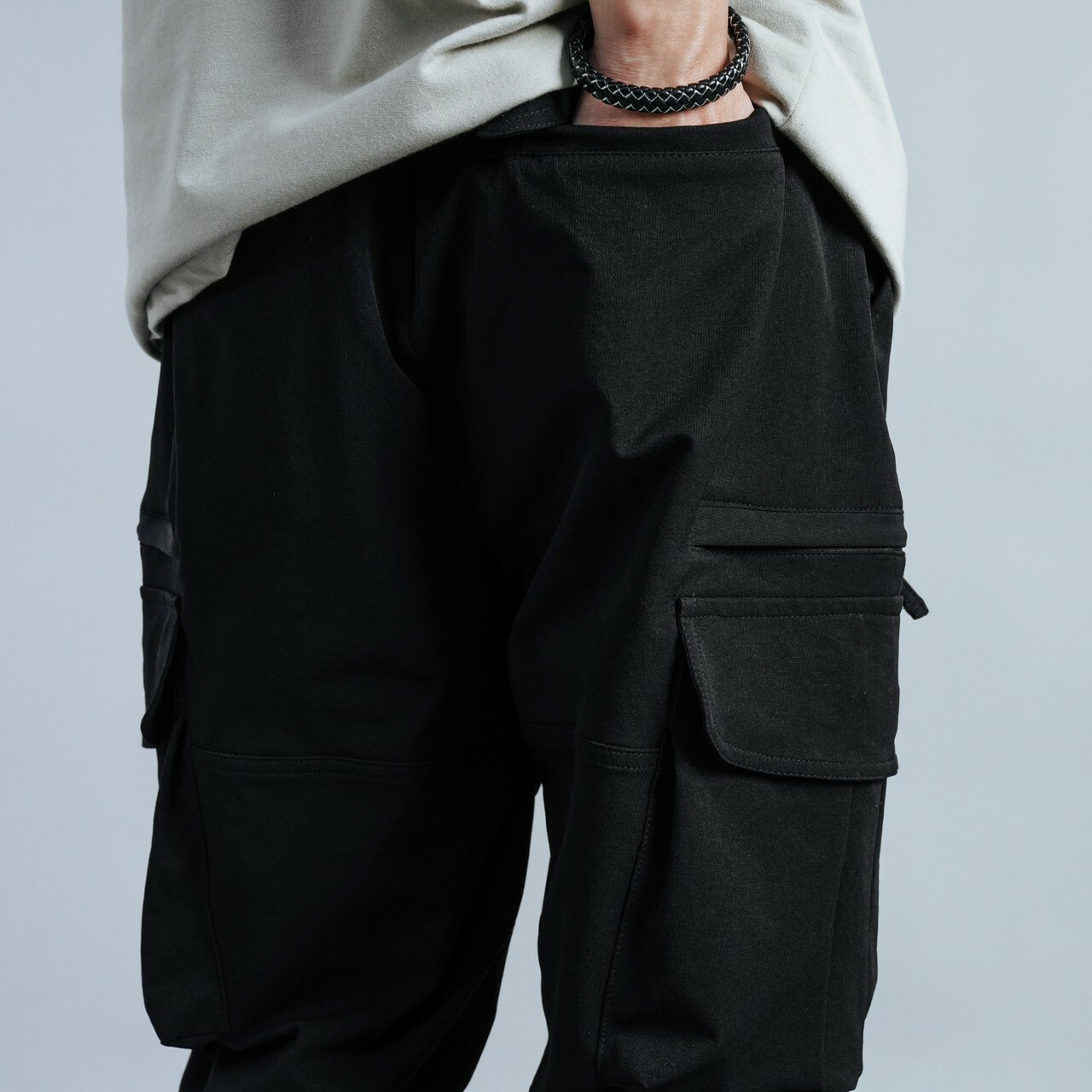 多口袋拉鍊工裝彈力長褲黑色背面口袋照