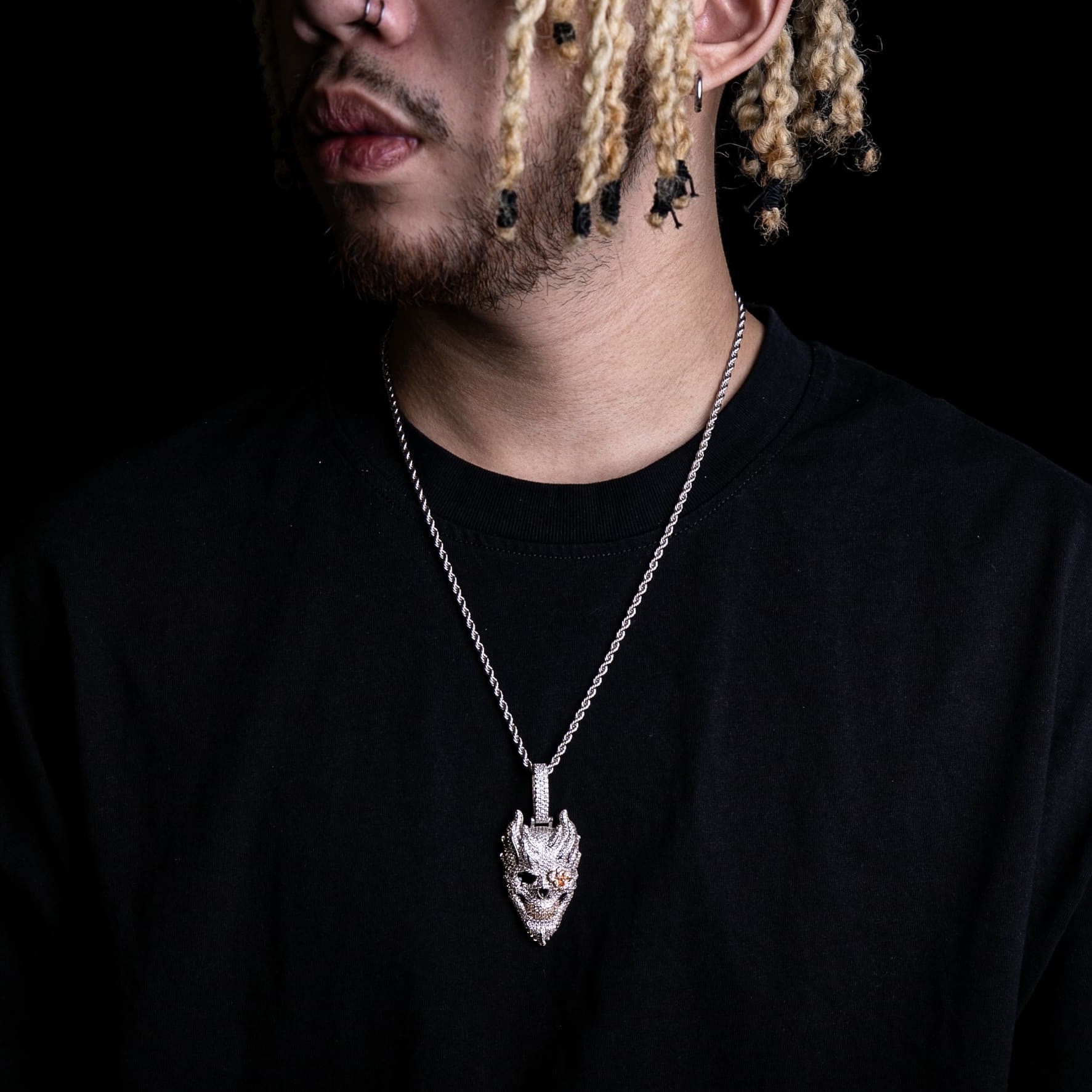 滿鑲惡魔頭墜飾