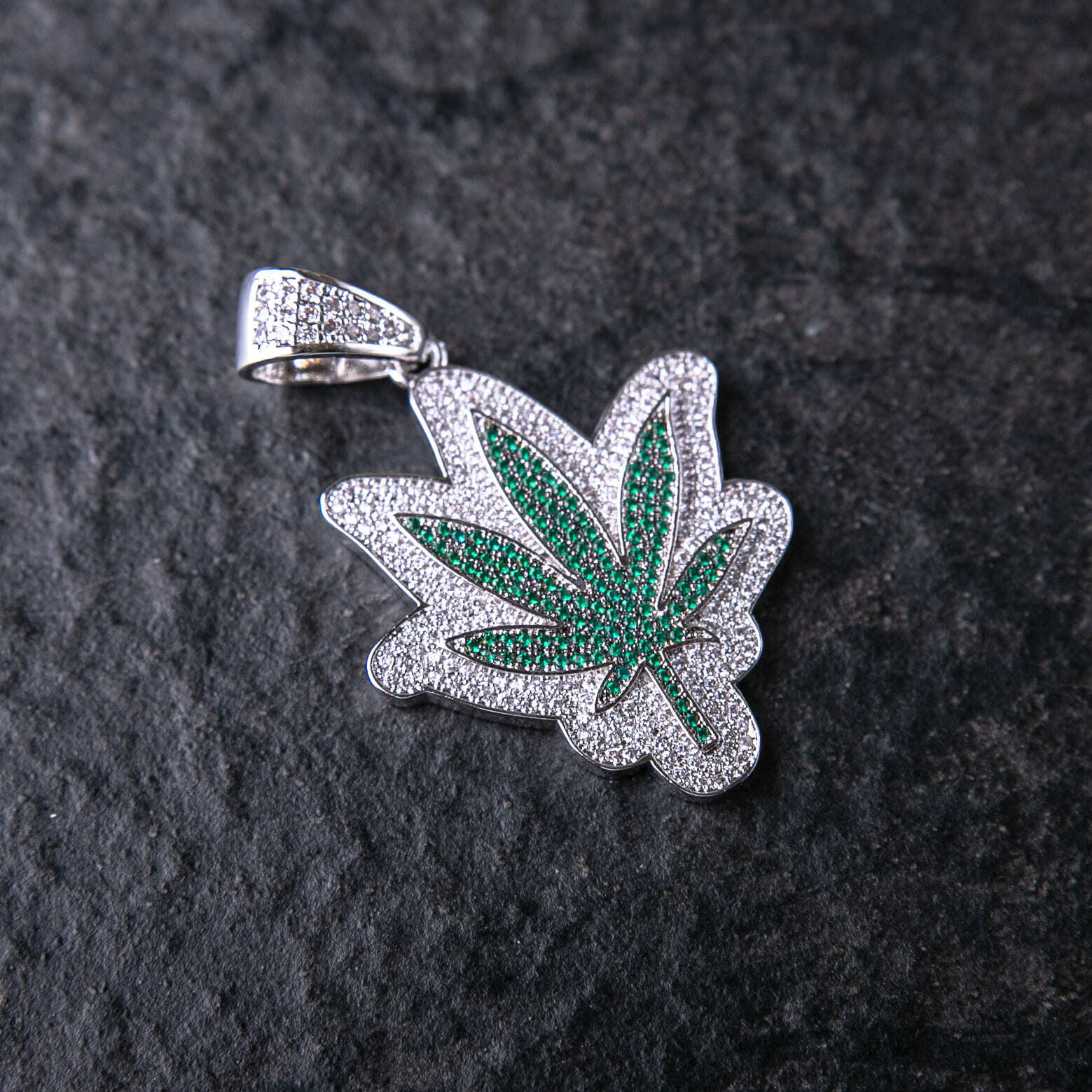 滿鑲雙層大麻葉墜飾
