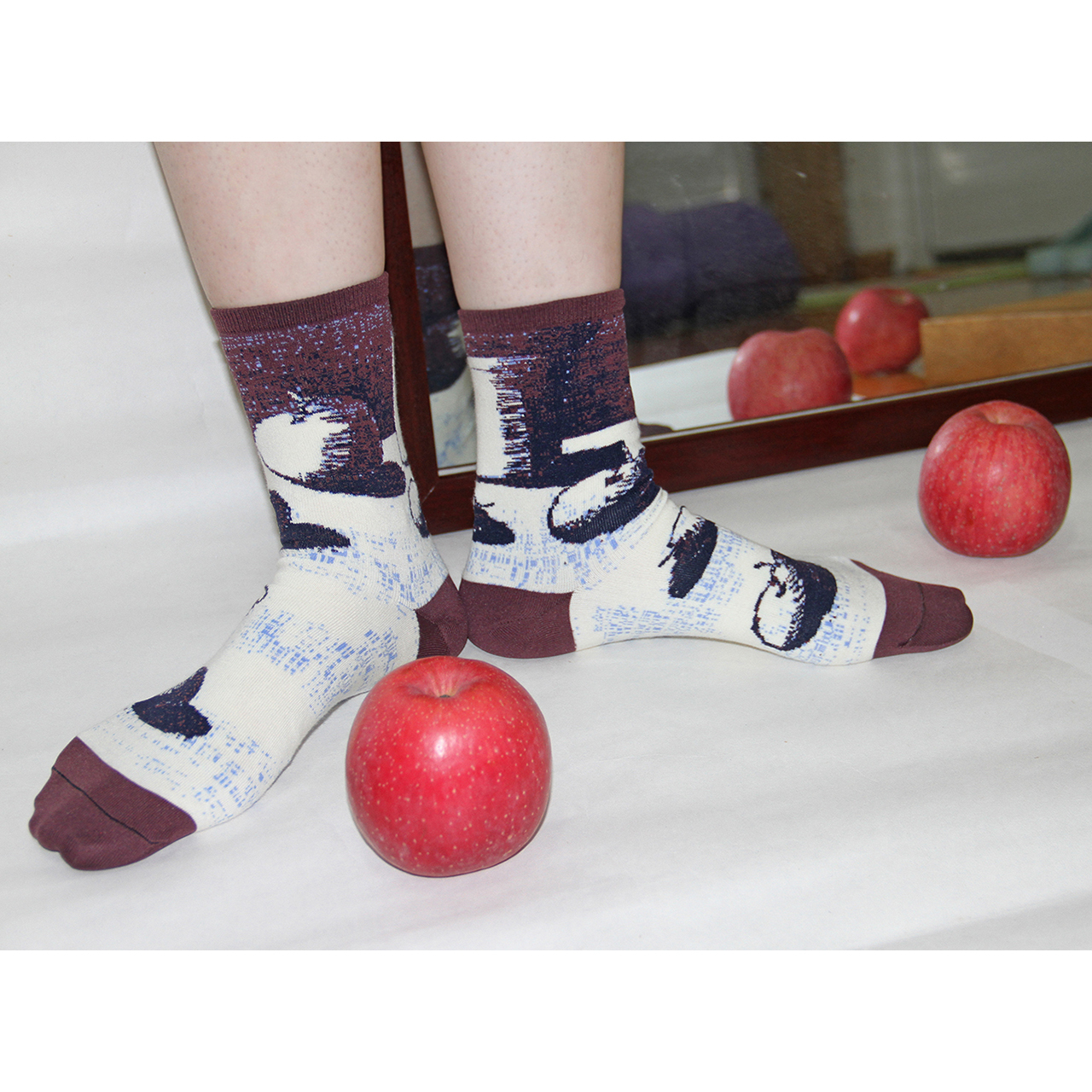 [Empty Cones] 50 Shades of Apple Casual Socks