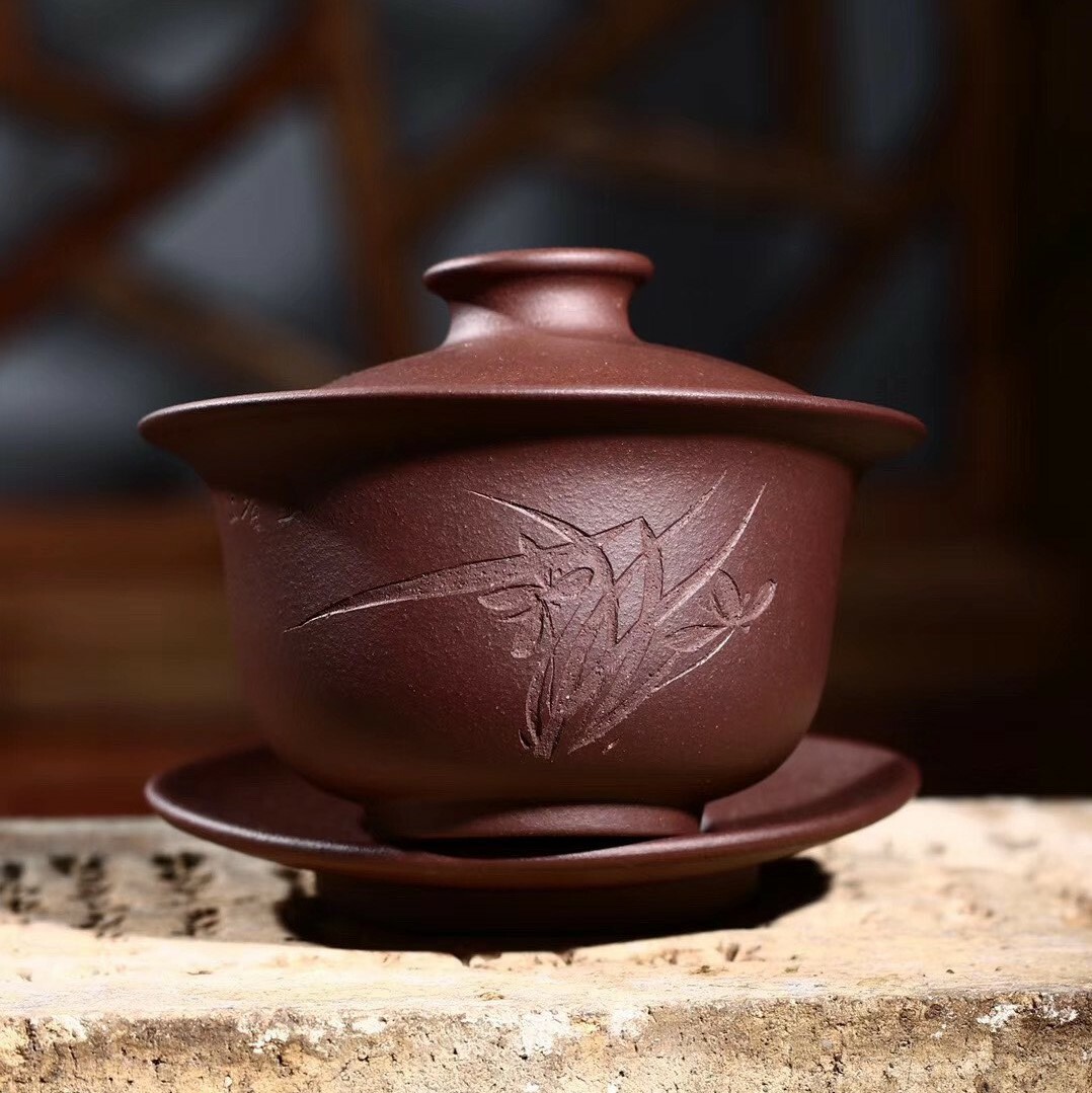 【蘭韻蓋碗】-- 紫砂蓋碗具有雙層氣孔，吸收茶汁，不奪茶香，完美發揮茶葉原味