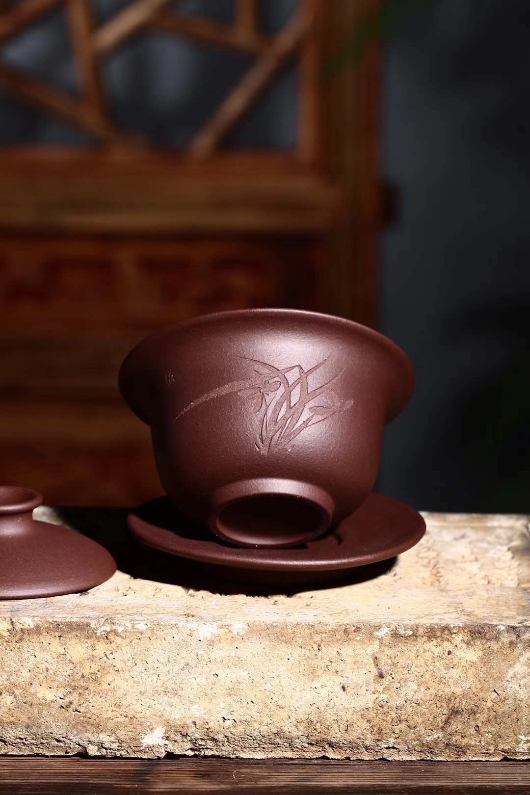 【蘭韻蓋碗】-- 紫砂蓋碗具有雙層氣孔，吸收茶汁，不奪茶香，完美發揮茶葉原味