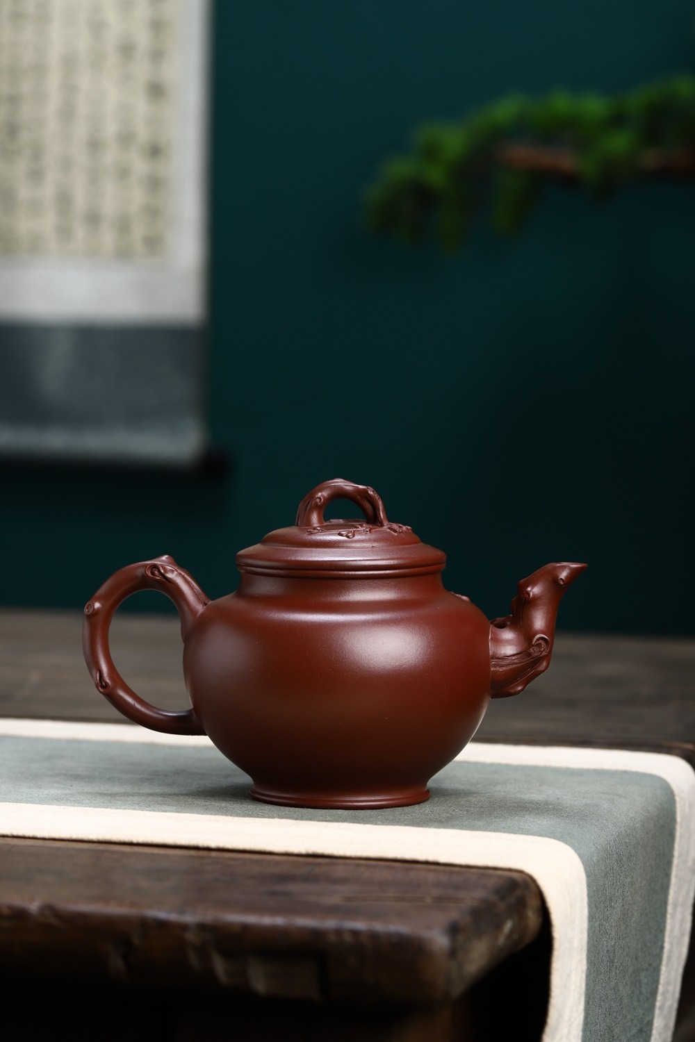 【梅報春】-- 報春壺正是在笑櫻壺的基礎上，經過精心設計提煉取捨