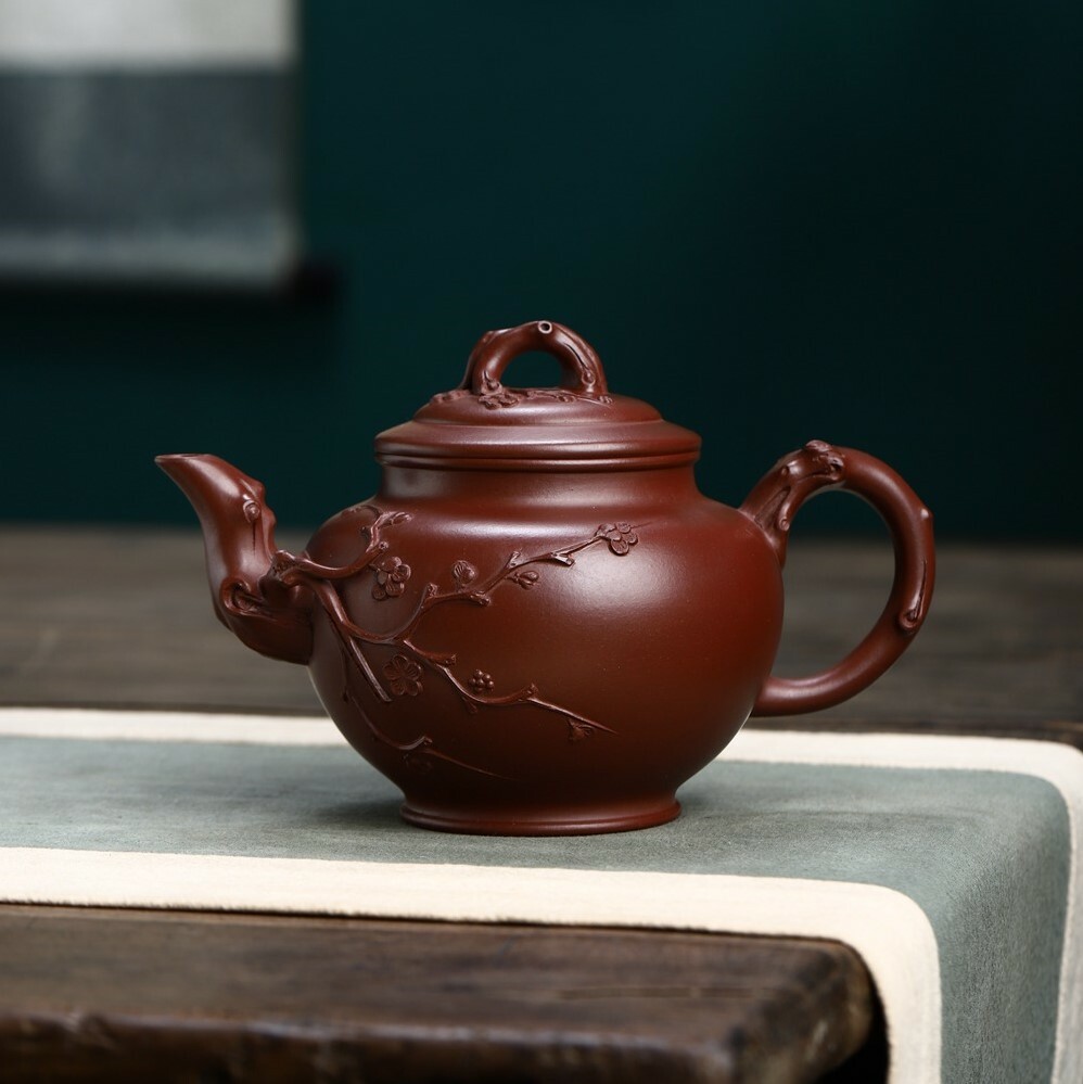 【梅報春】-- 報春壺正是在笑櫻壺的基礎上，經過精心設計提煉取捨