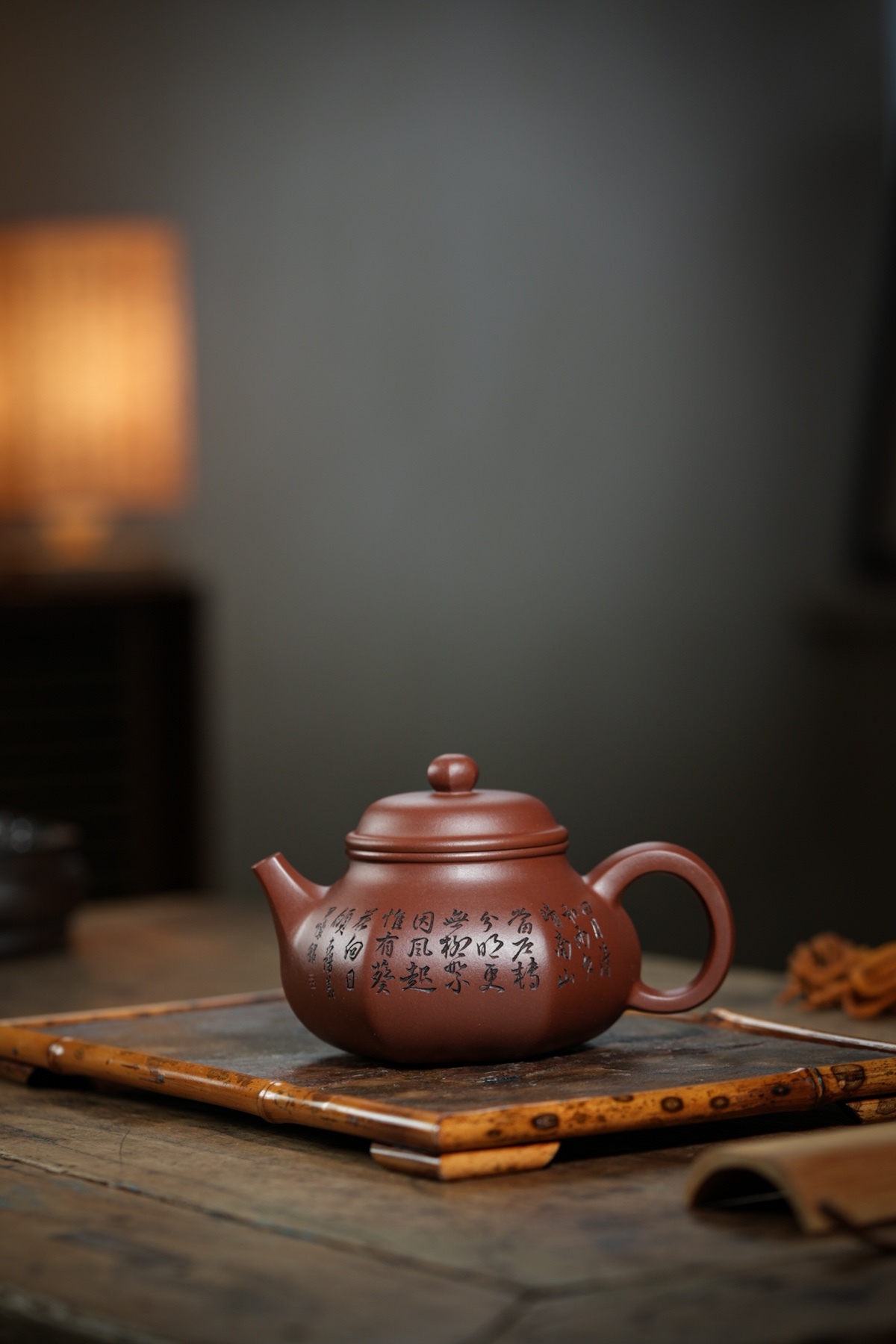 【六方容天】-- 壺飽滿富有張力，造型圓潤可愛 !