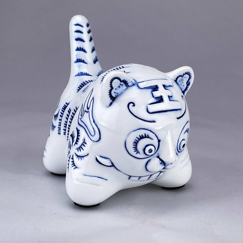 現代可愛青花浮雕手繪老虎│福虎相隨│好運相伴│虎年生肖禮物