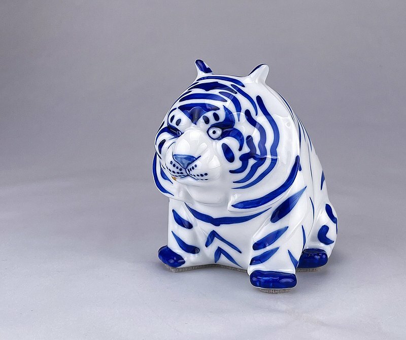 現代可愛青花手繪老虎│招財辦公室客廳桌面裝飾品│虎年生肖禮物