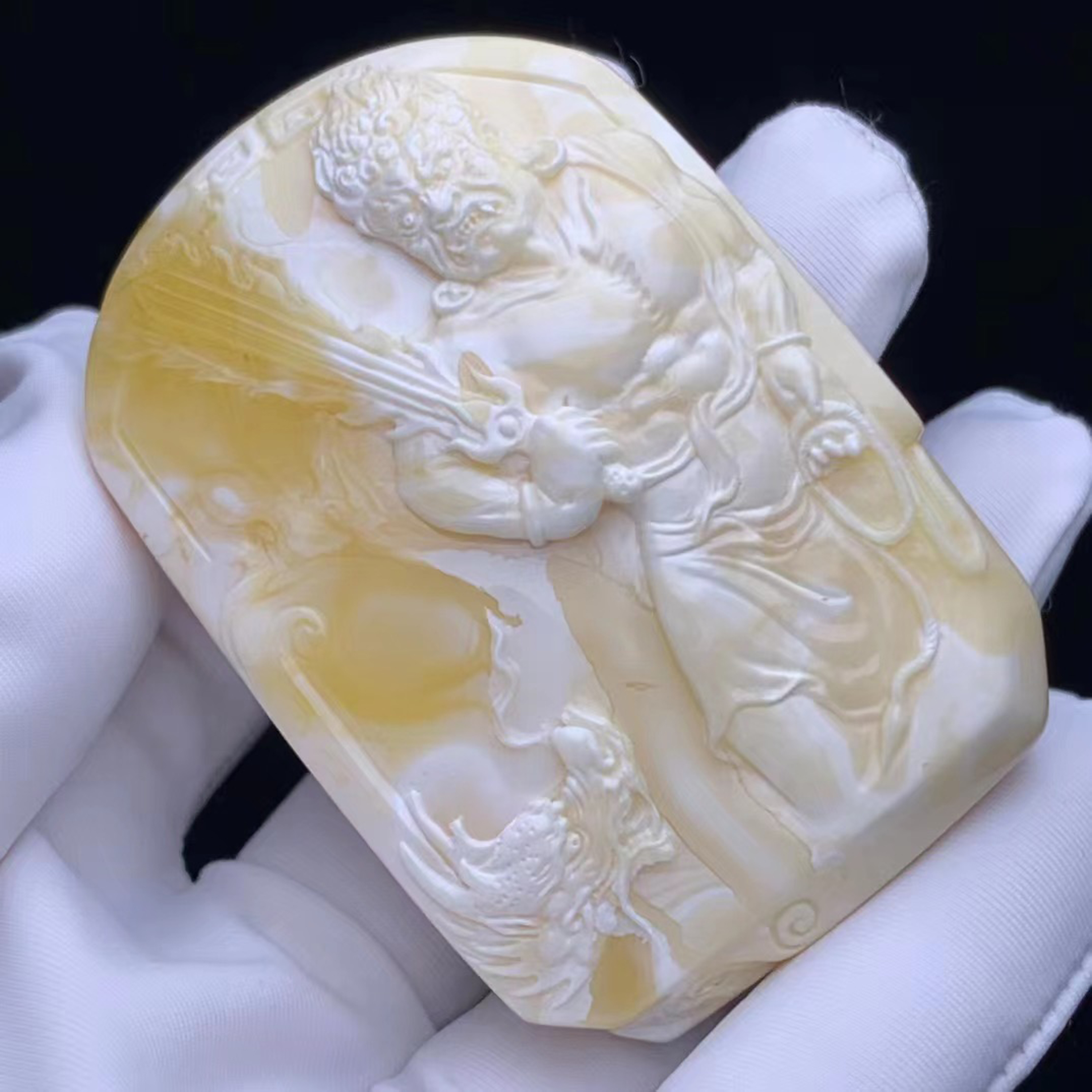 傳家孤品天然俄羅斯白花蜜蠟不動明王大師精雕工藝落款掛牌