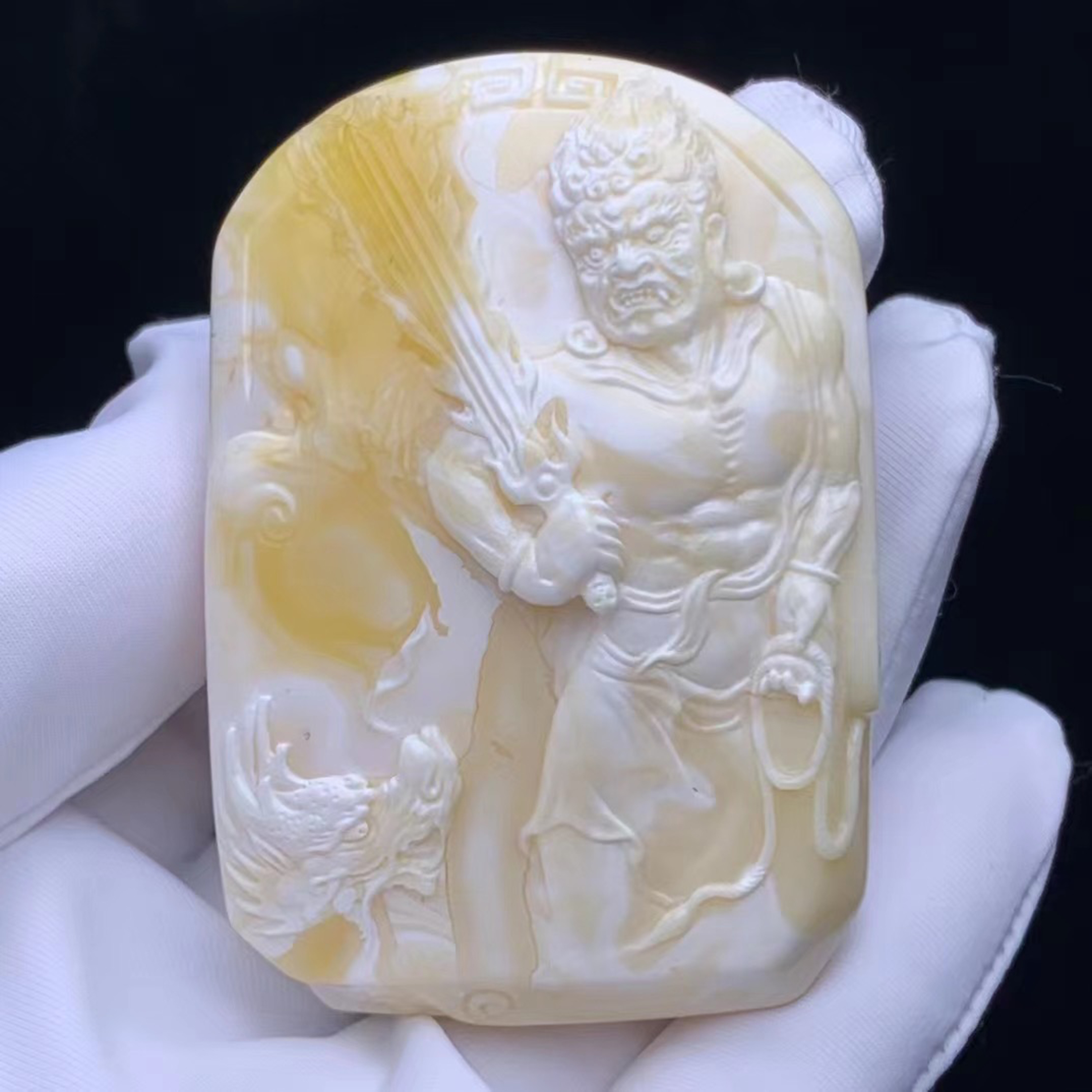 傳家孤品天然俄羅斯白花蜜蠟不動明王大師精雕工藝落款掛牌