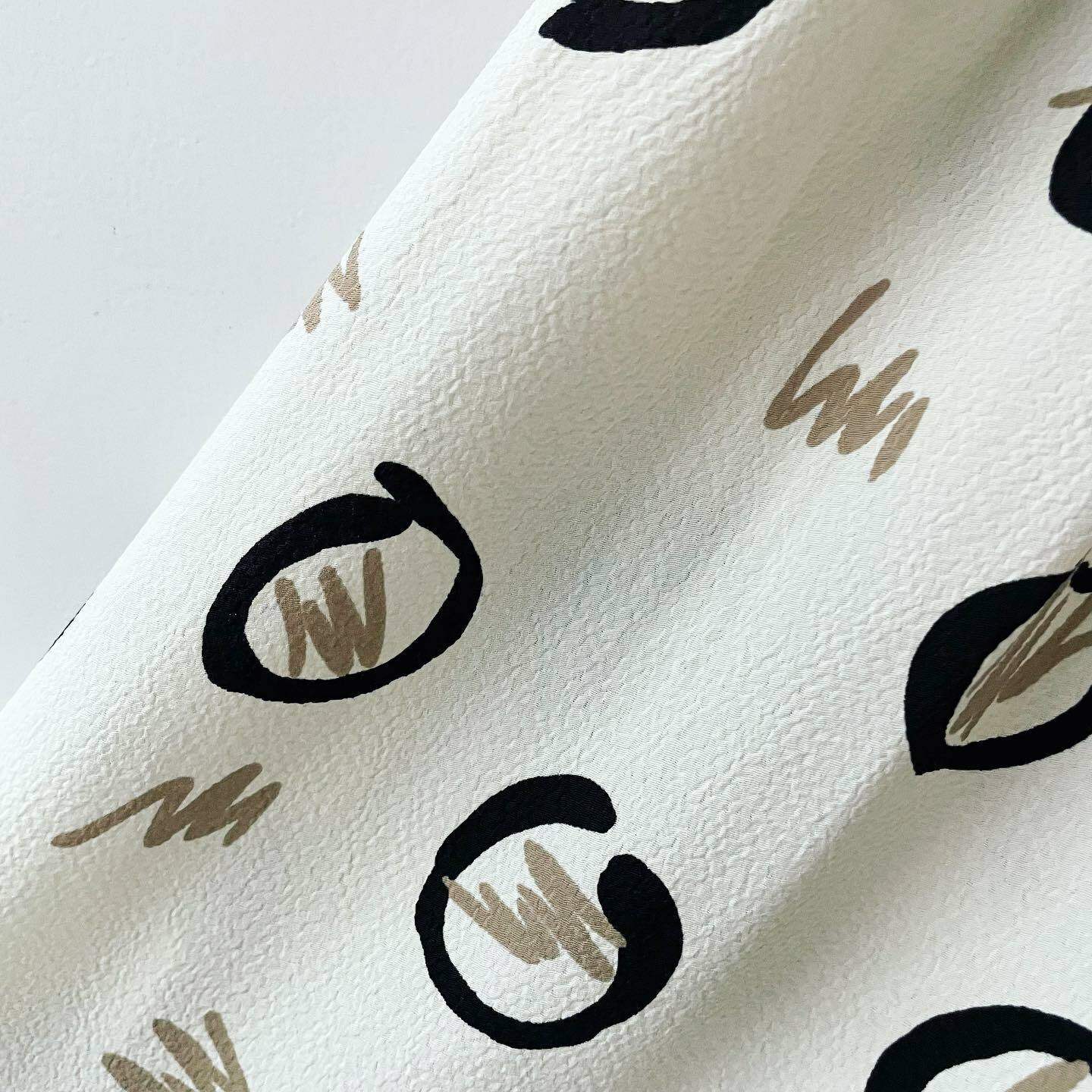 米白色塗鴉圖案半身裙