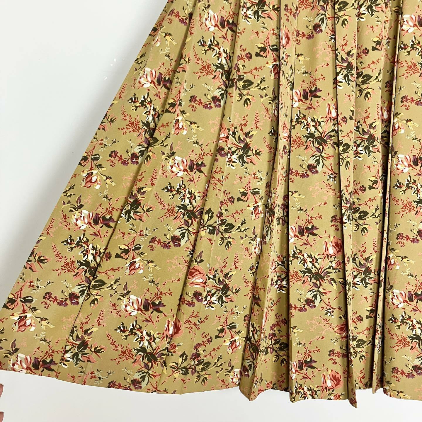 卡其色大花百摺裙