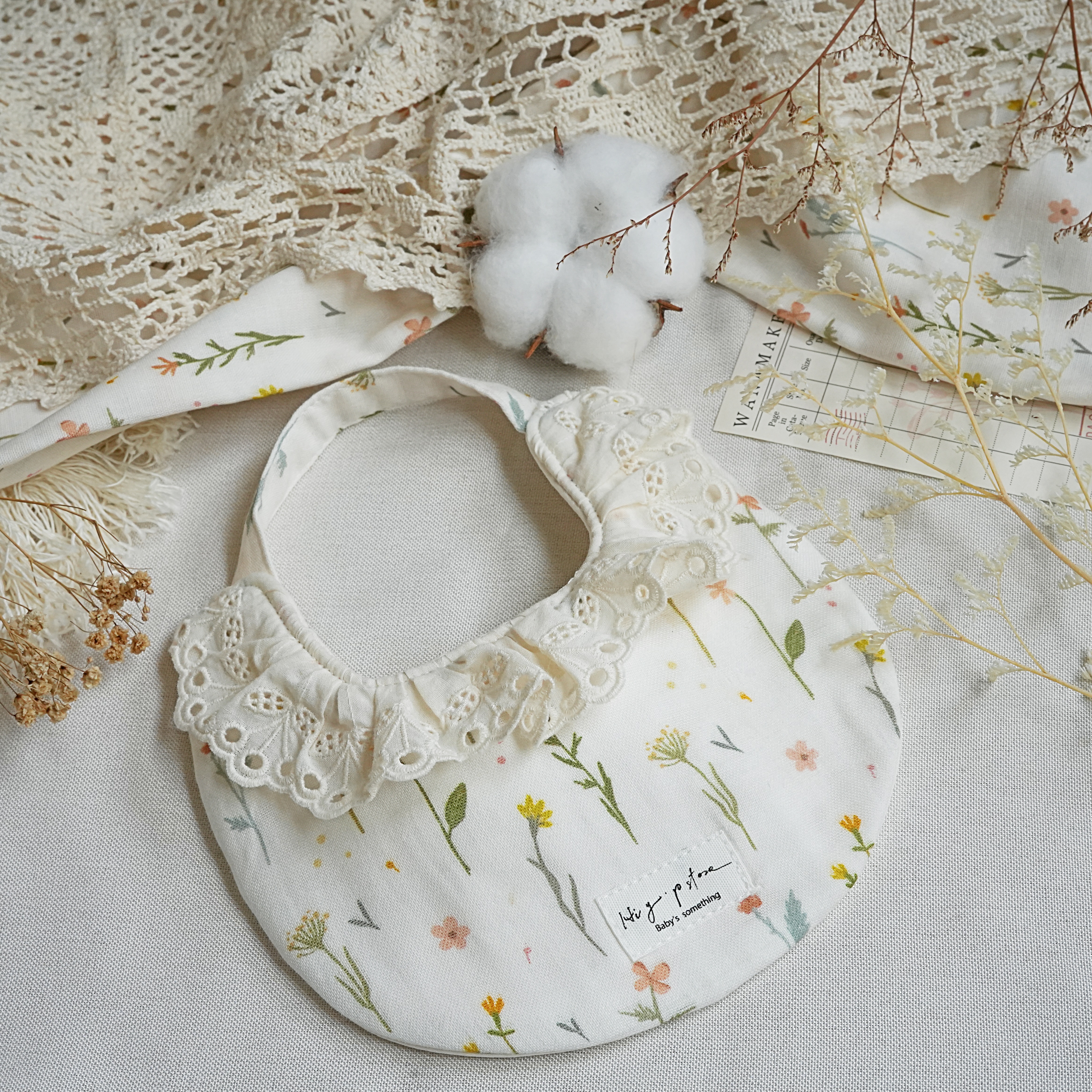 Hi Y.P store-手作圍兜-獨家設計款-清新植花（領口蕾絲邊）