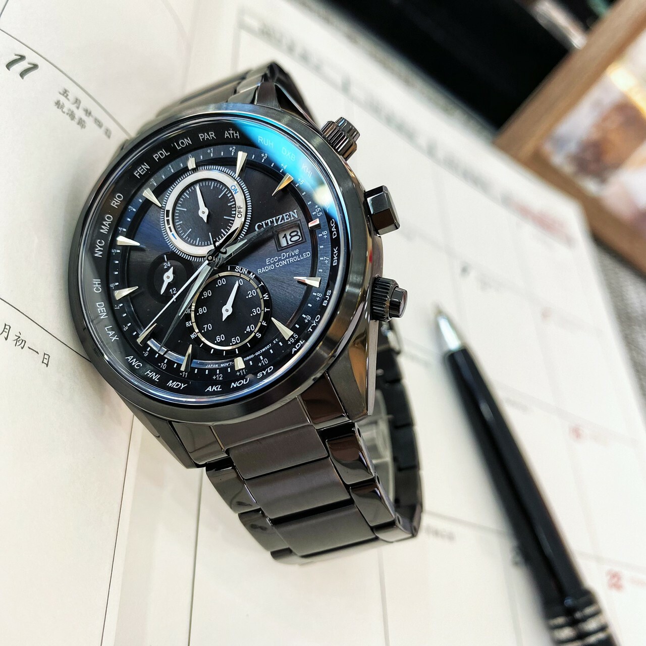 【CITIZEN 星辰】雅痞極黑電波光動能腕錶 AT8265-81E 43mm 現代鐘錶