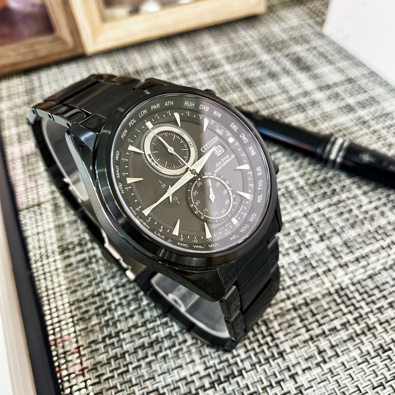 【CITIZEN 星辰】雅痞極黑電波光動能腕錶 AT8265-81E 43mm 現代鐘錶