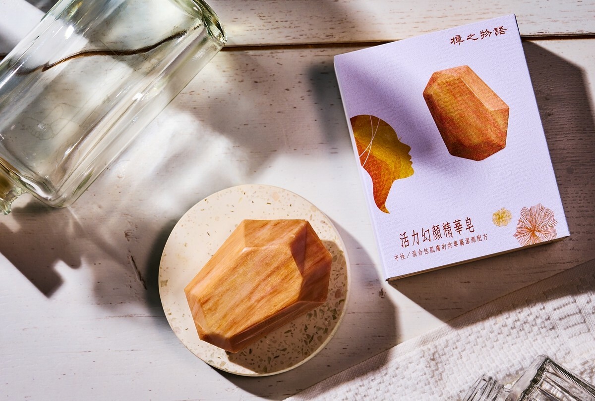 堅持天然來源製皂,專為女生-中性、混合肌打造專屬潔顏洗臉皂,簡單潔淨幫助肌膚補水鎖水、健康代謝,澄淨透亮