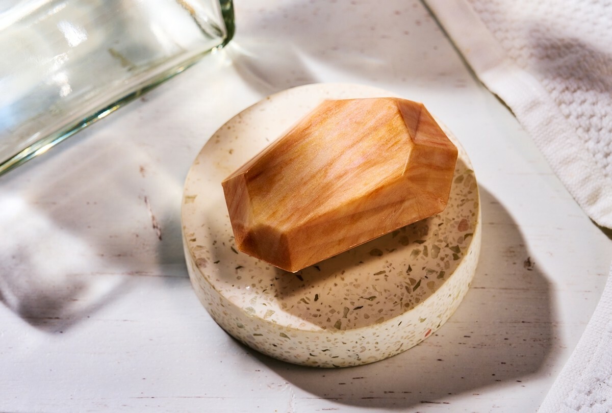 堅持天然來源製皂,專為女生-中性、混合肌打造專屬潔顏洗臉皂,簡單潔淨幫助肌膚補水鎖水、健康代謝,澄淨透亮