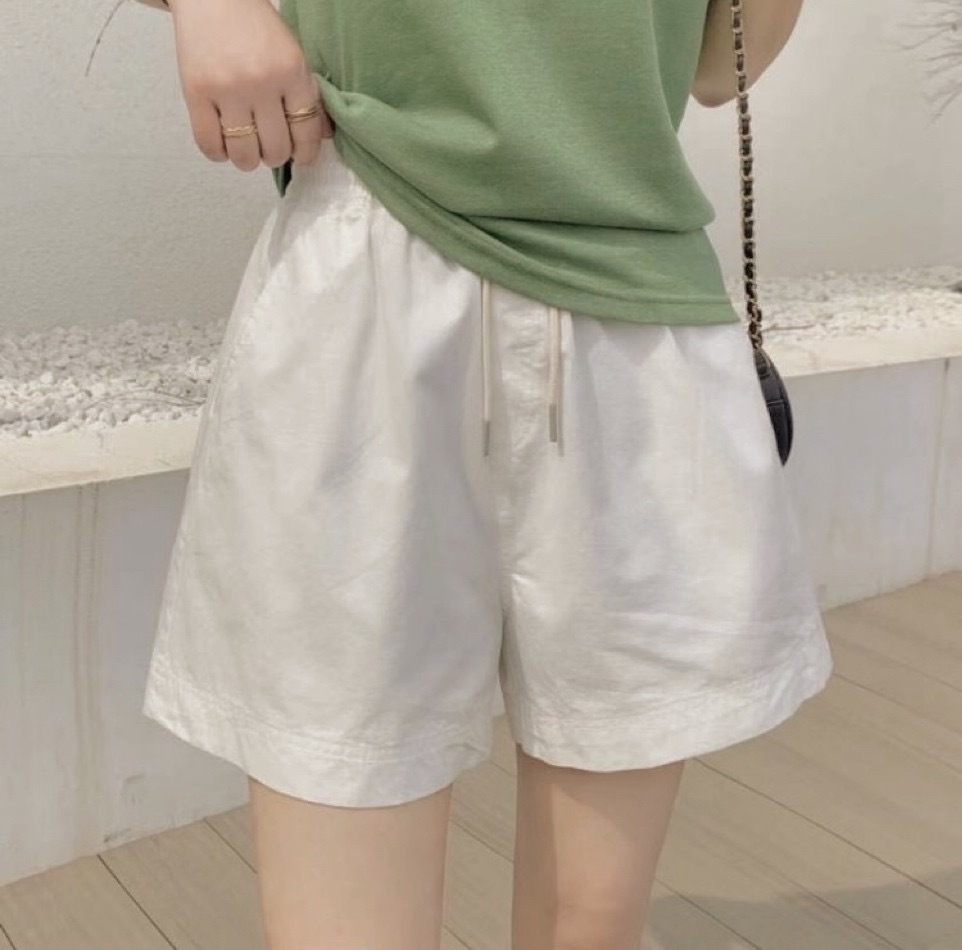 女模穿抽繩水洗四分短褲白色穿搭照