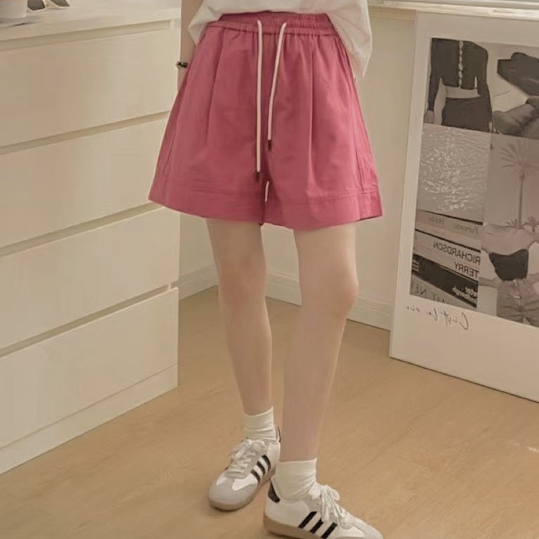 女模穿抽繩水洗四分短褲莓紅色實著照