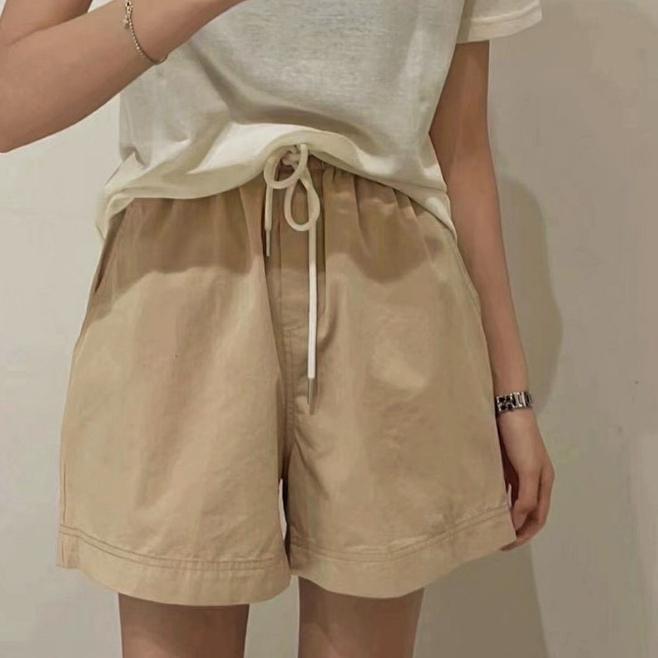 女模穿抽繩水洗四分短褲卡色實著照