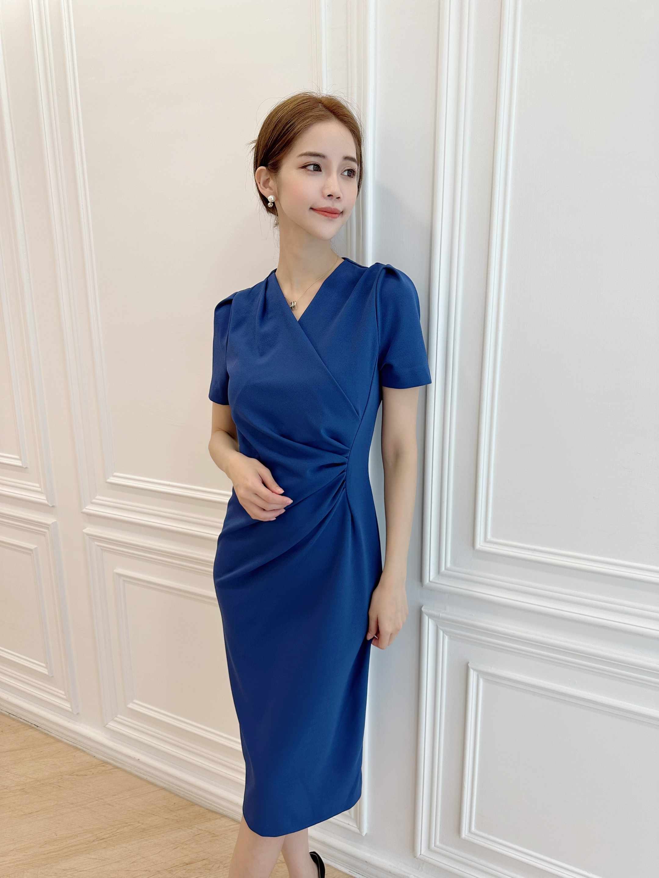 (好身形必備) Ｖ領側抓皺合身短袖洋裝