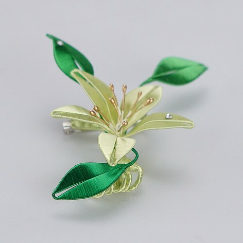 春仔花百合花胸針｜創新纏花工藝 優雅百合展現獨特品味