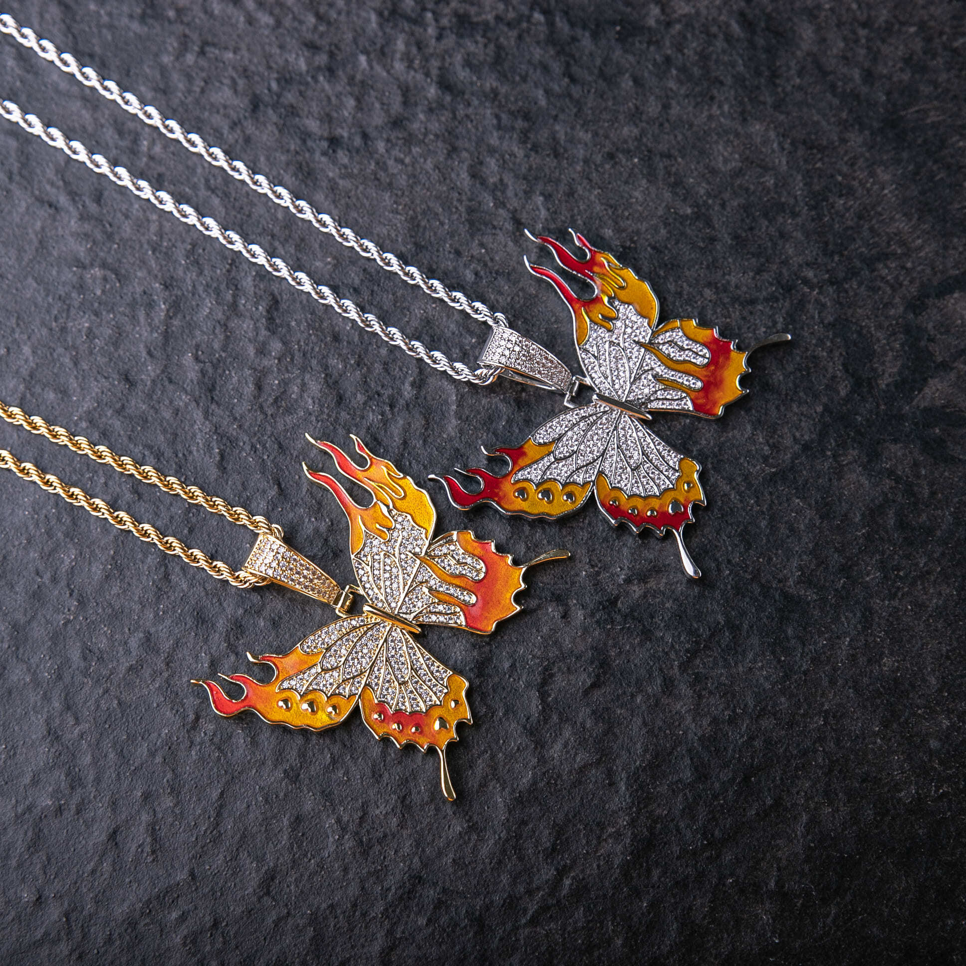 滿鑲火焰珐瑯蝴蝶墜飾