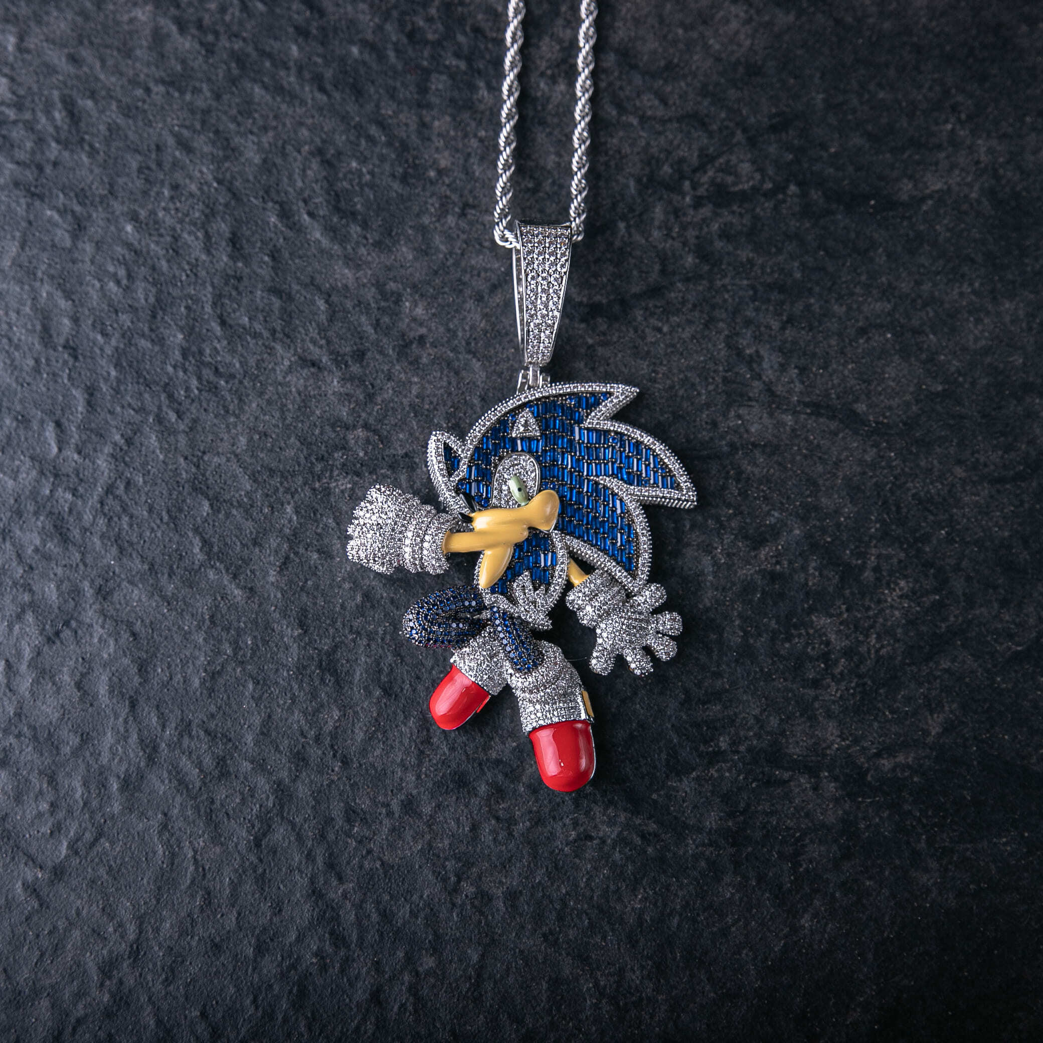 翻玩滿鑲珐瑯音速小子墜飾