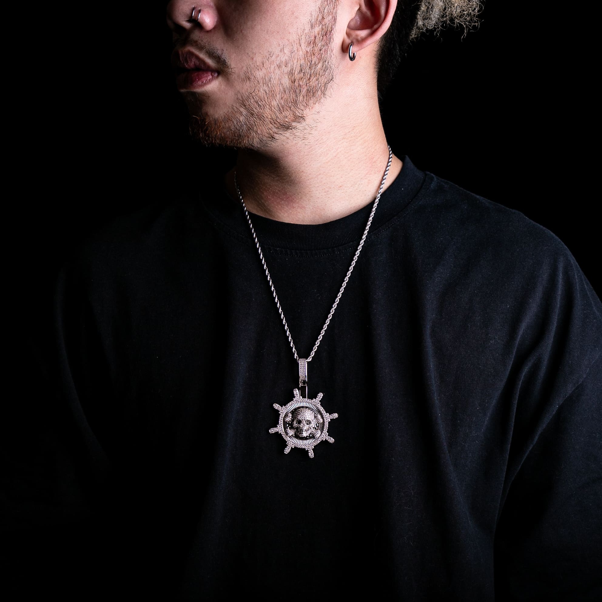 滿鑲旋轉骷髏船舵墜飾