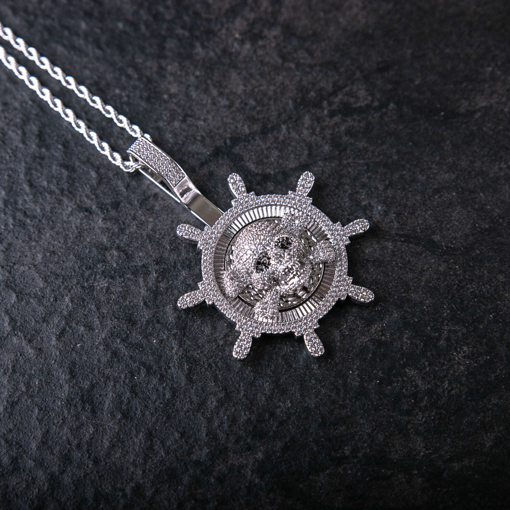 滿鑲旋轉骷髏船舵墜飾