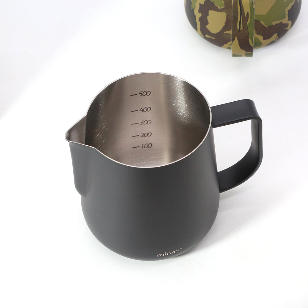 minos 不鏽鋼拉花杯（髮絲紋路／內附刻度／300ml／500ml／銀色款）