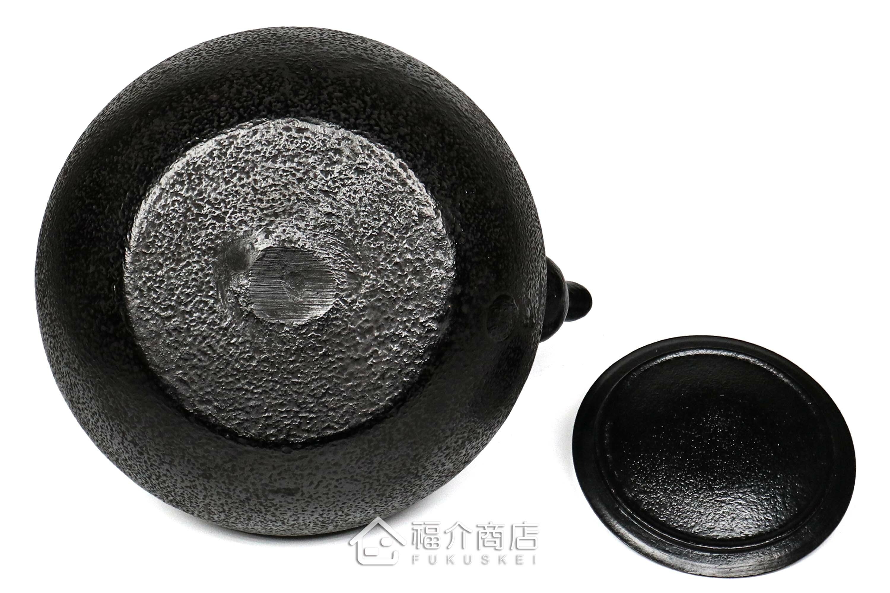 煮水泡茶用的鐵壺，壺身設計成霰圖紋