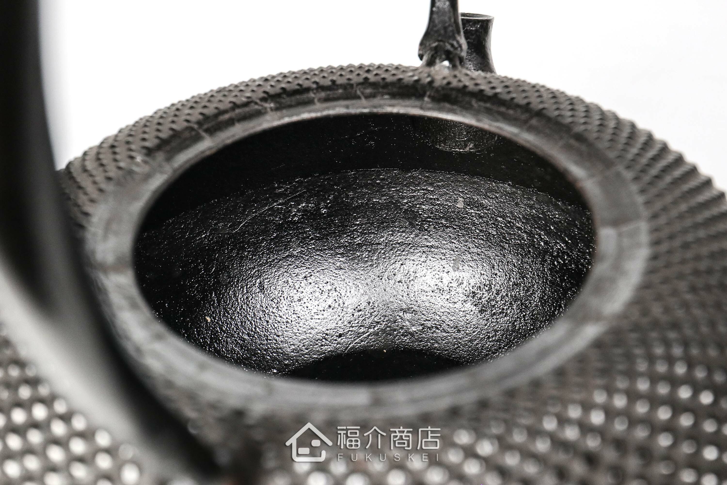 煮水泡茶用的鐵壺，壺身設計成霰圖紋