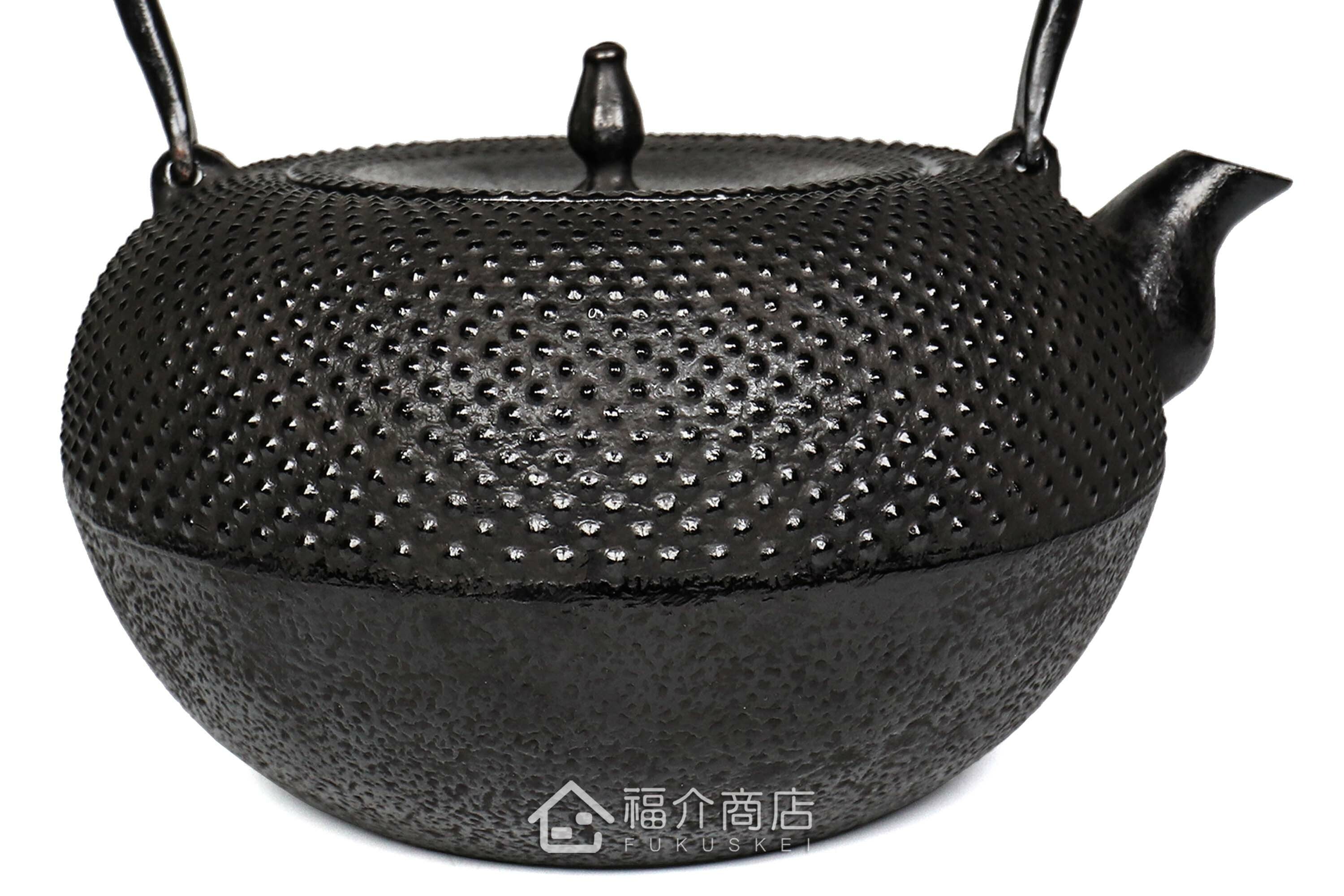 煮水泡茶用的鐵壺，壺身設計成霰圖紋