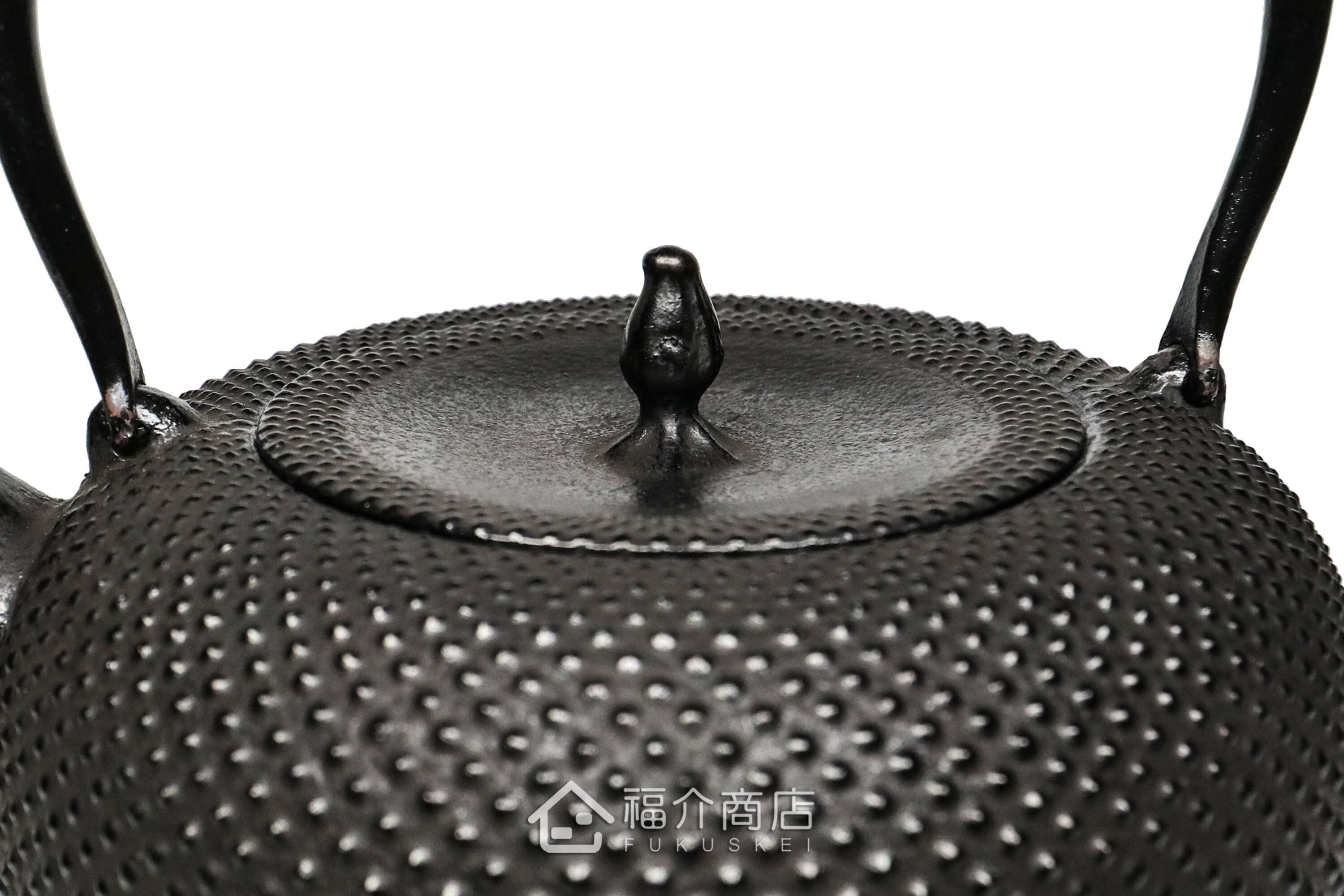 煮水泡茶用的鐵壺，壺身設計成霰圖紋
