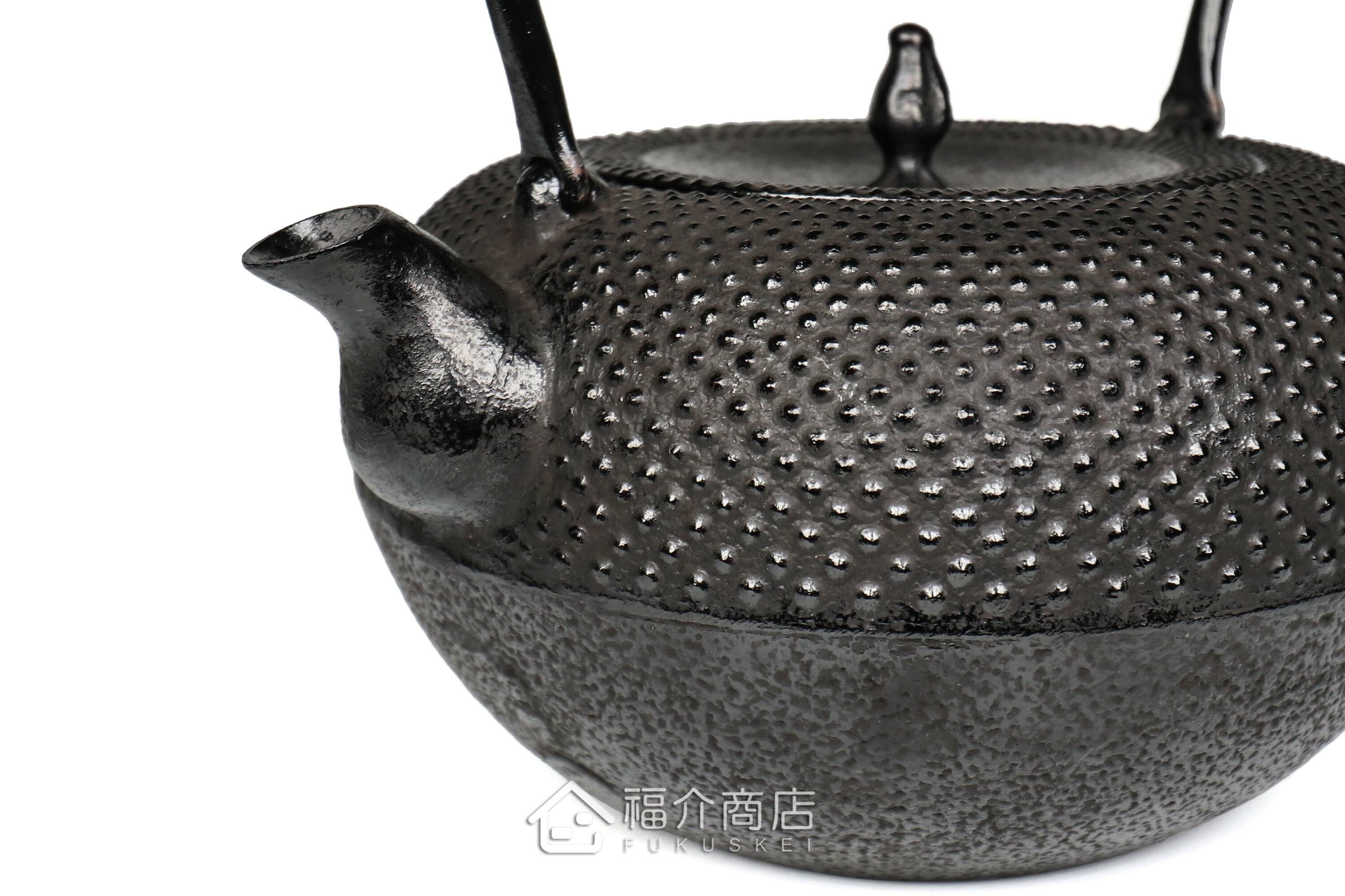 煮水泡茶用的鐵壺，壺身設計成霰圖紋