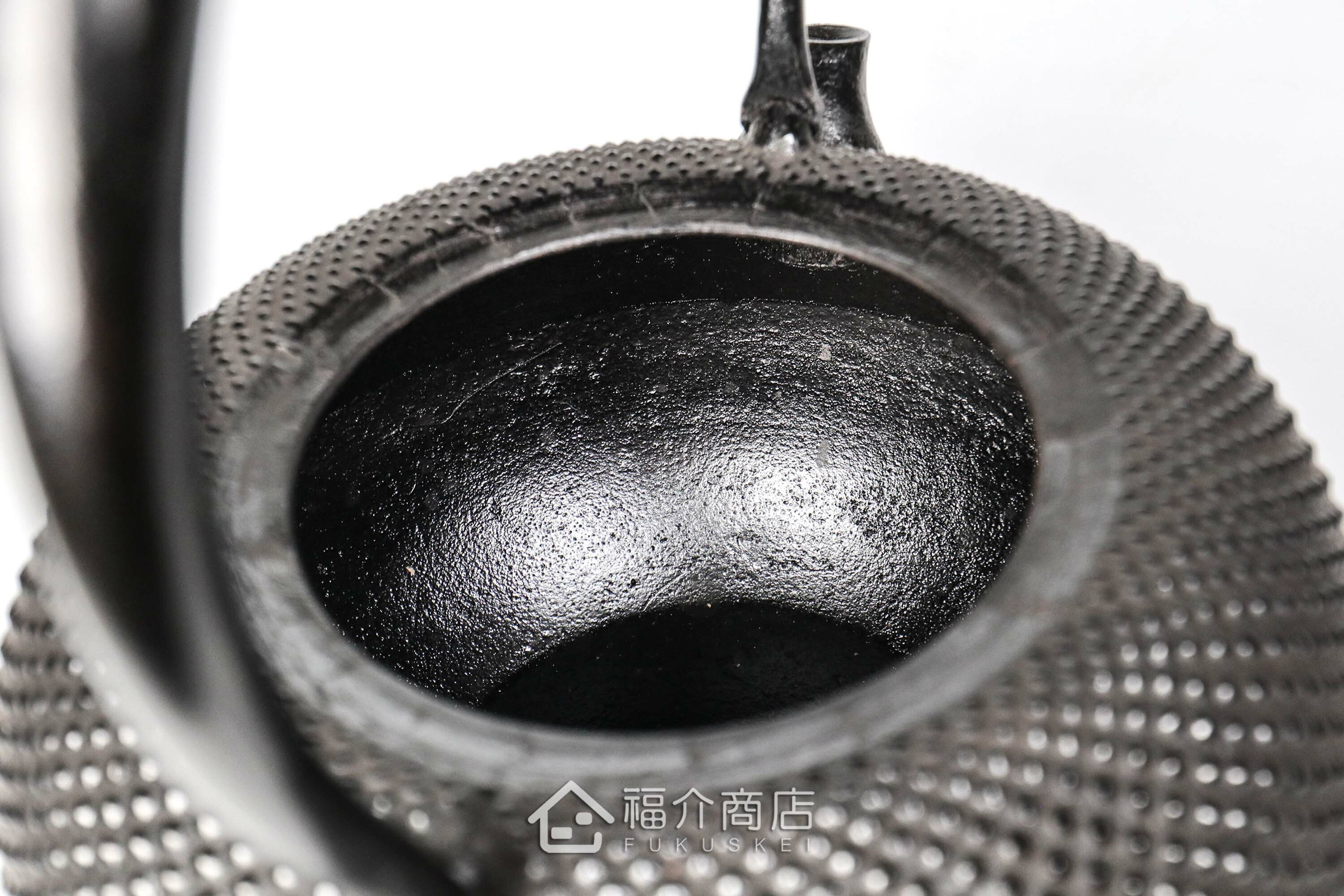 煮水泡茶用的鐵壺，壺身設計成霰圖紋