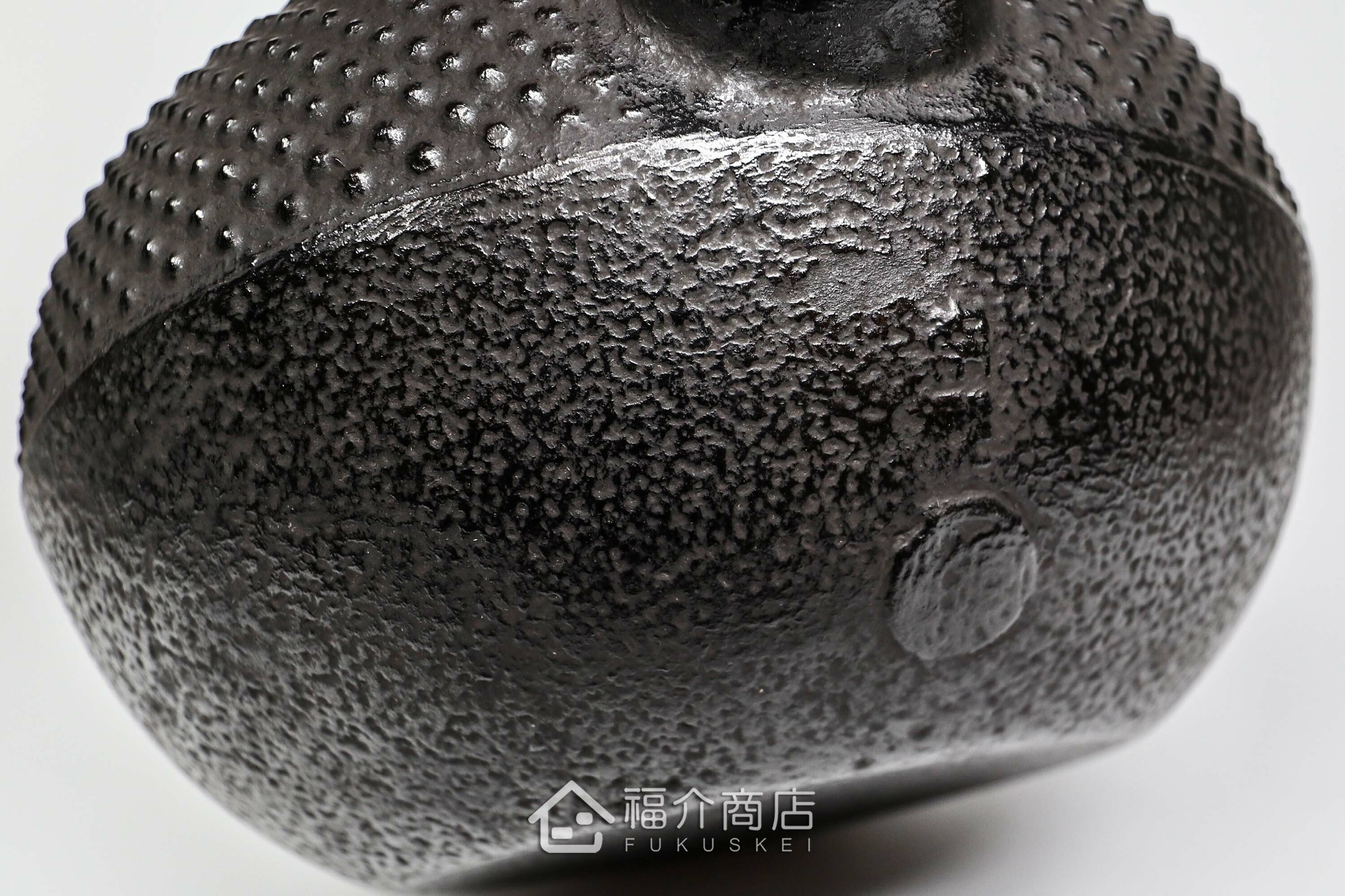 煮水泡茶用的鐵壺，壺身設計成霰圖紋