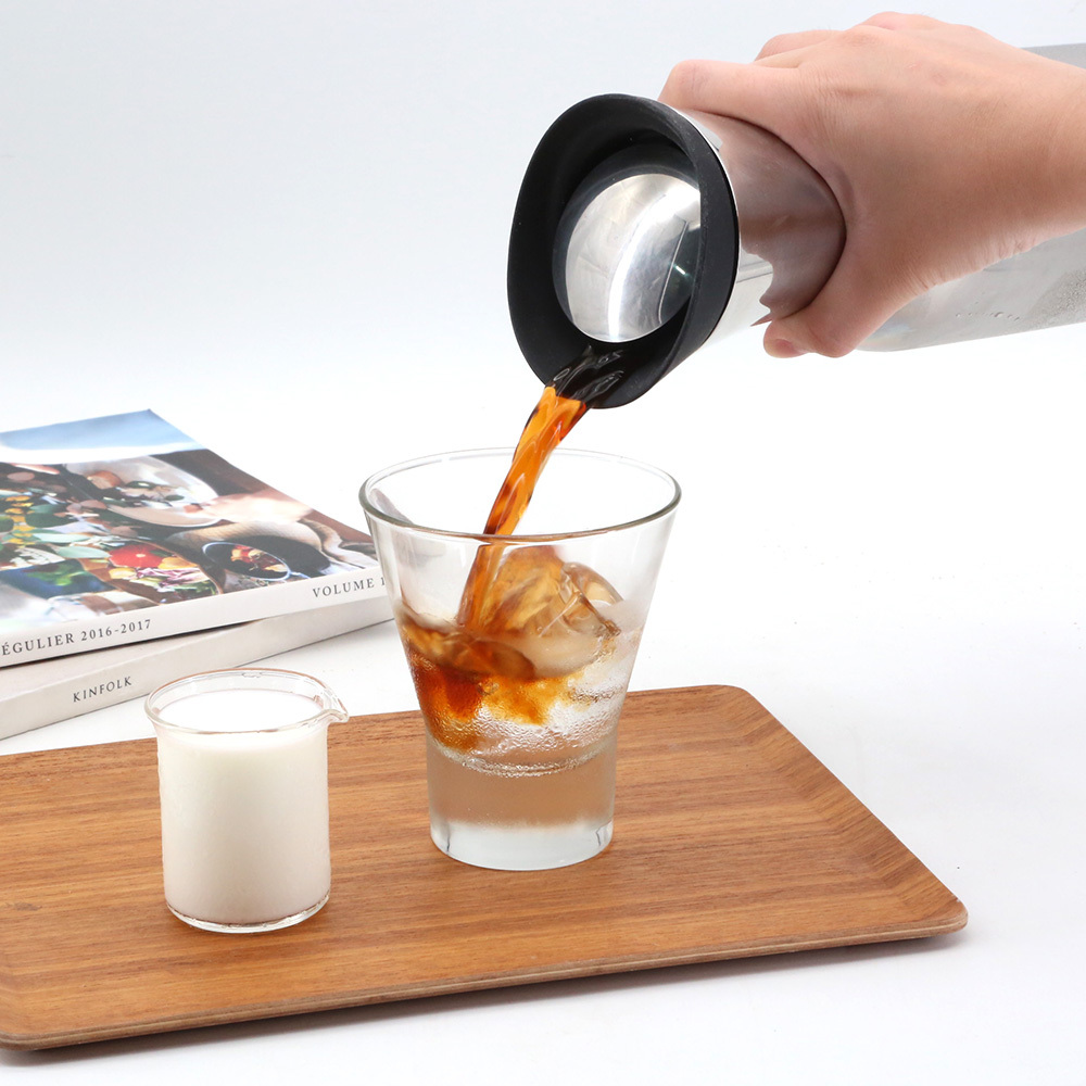 minos 不鏽鋼冷水壺 1.0L（萬向杯蓋／窄頸曲線／廣口設計）