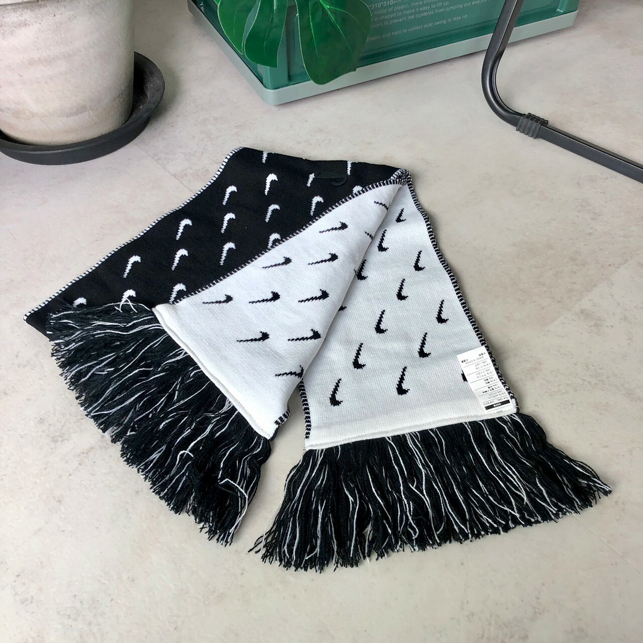 Nike Swoosh  滿版小勾保暖針織圍巾 DC8688-010