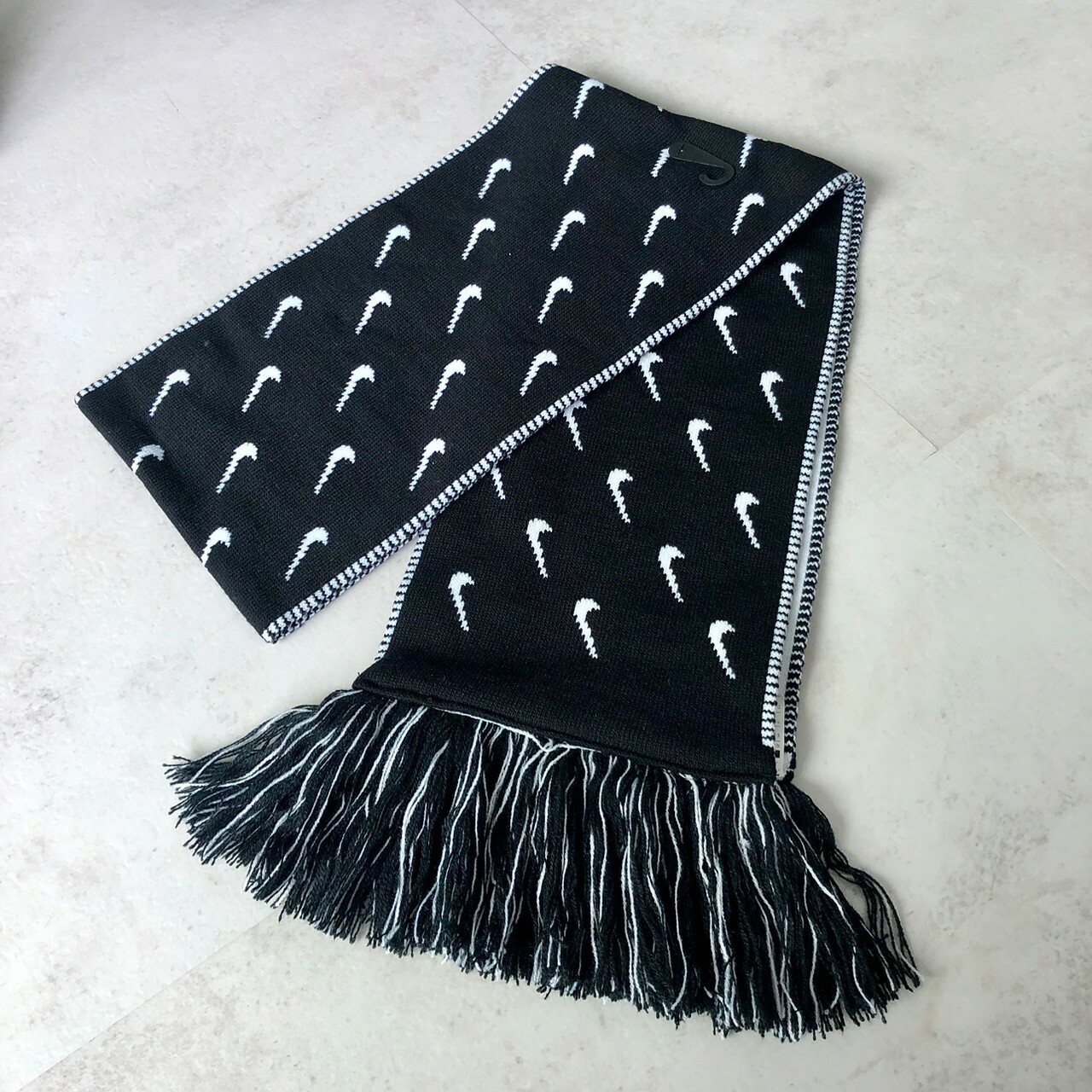 Nike Swoosh  滿版小勾保暖針織圍巾 DC8688-010