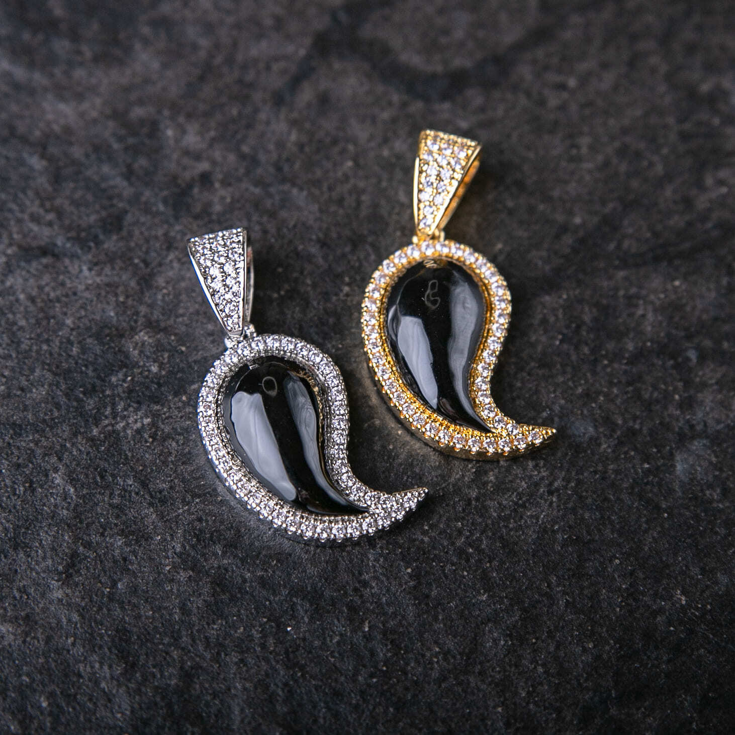 珐瑯腰果花墜飾