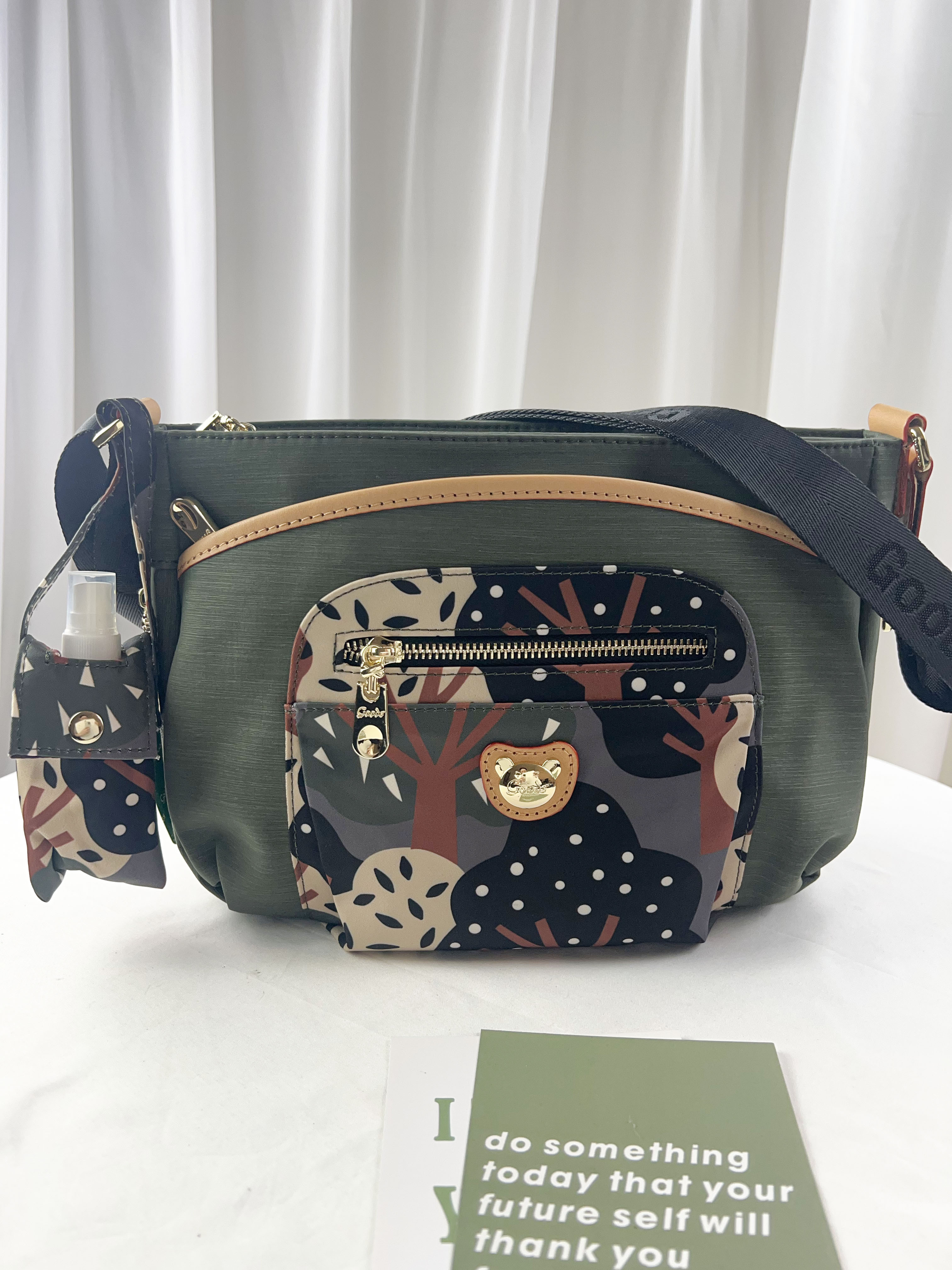 GOODS 綠色拼接繽紛樹木防潑水側背包 附酒精保護套+酒精瓶 #2237