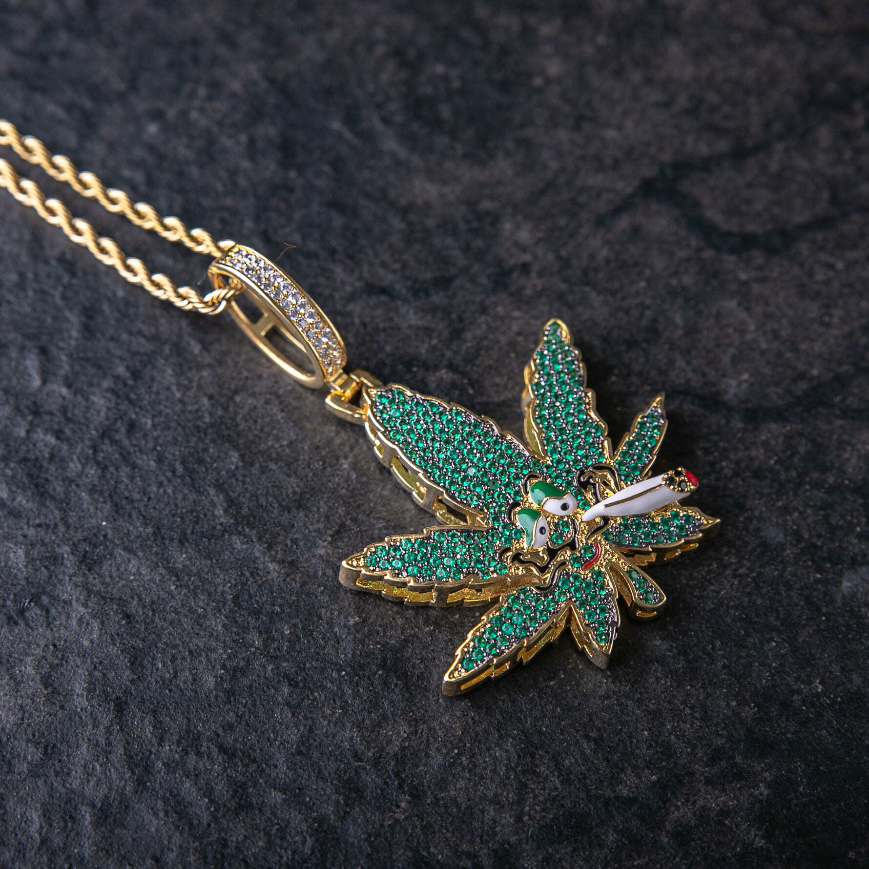 珐瑯卡通臉大麻葉墜飾