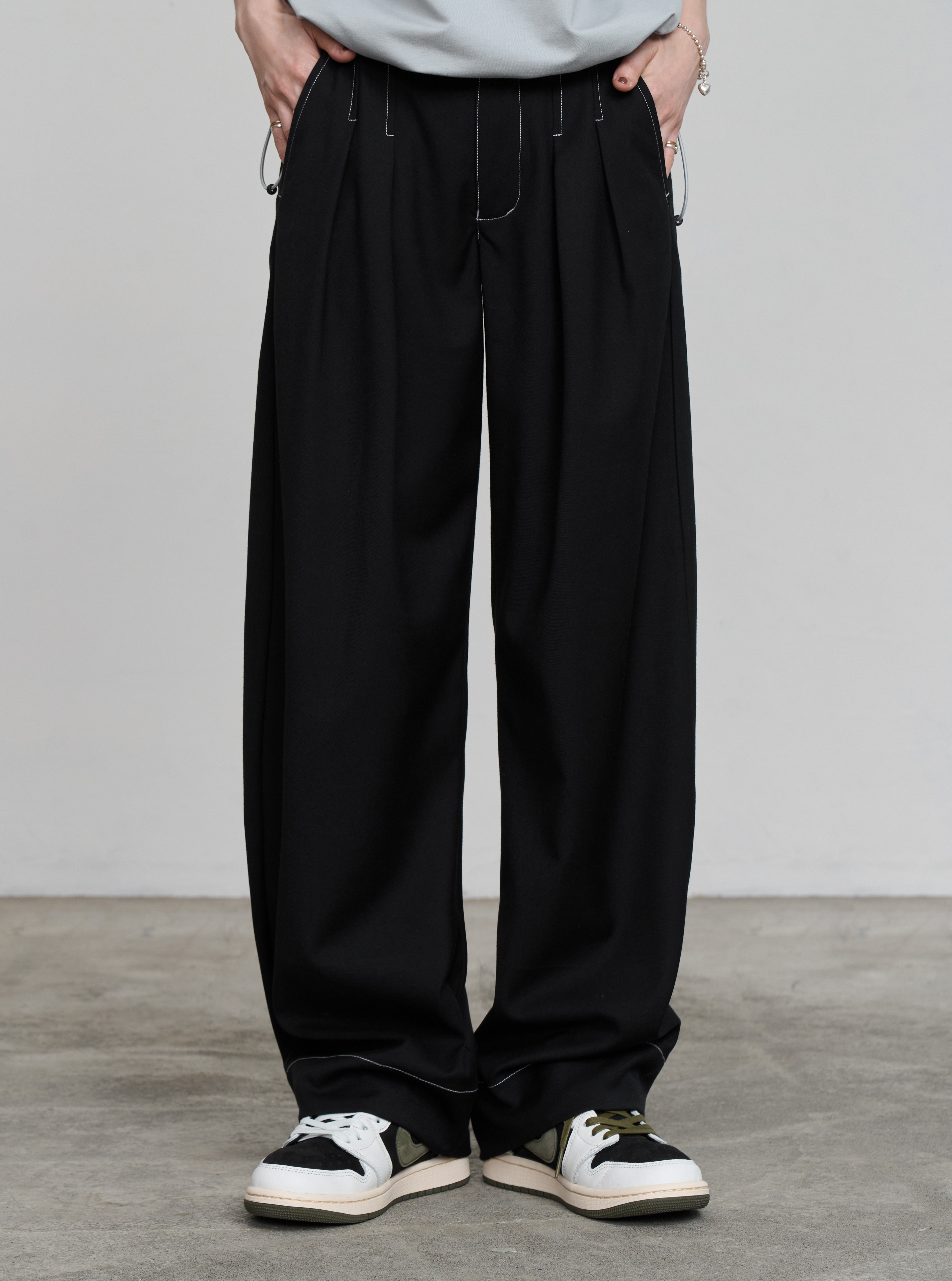 Contrast-stitching Trousers | Black