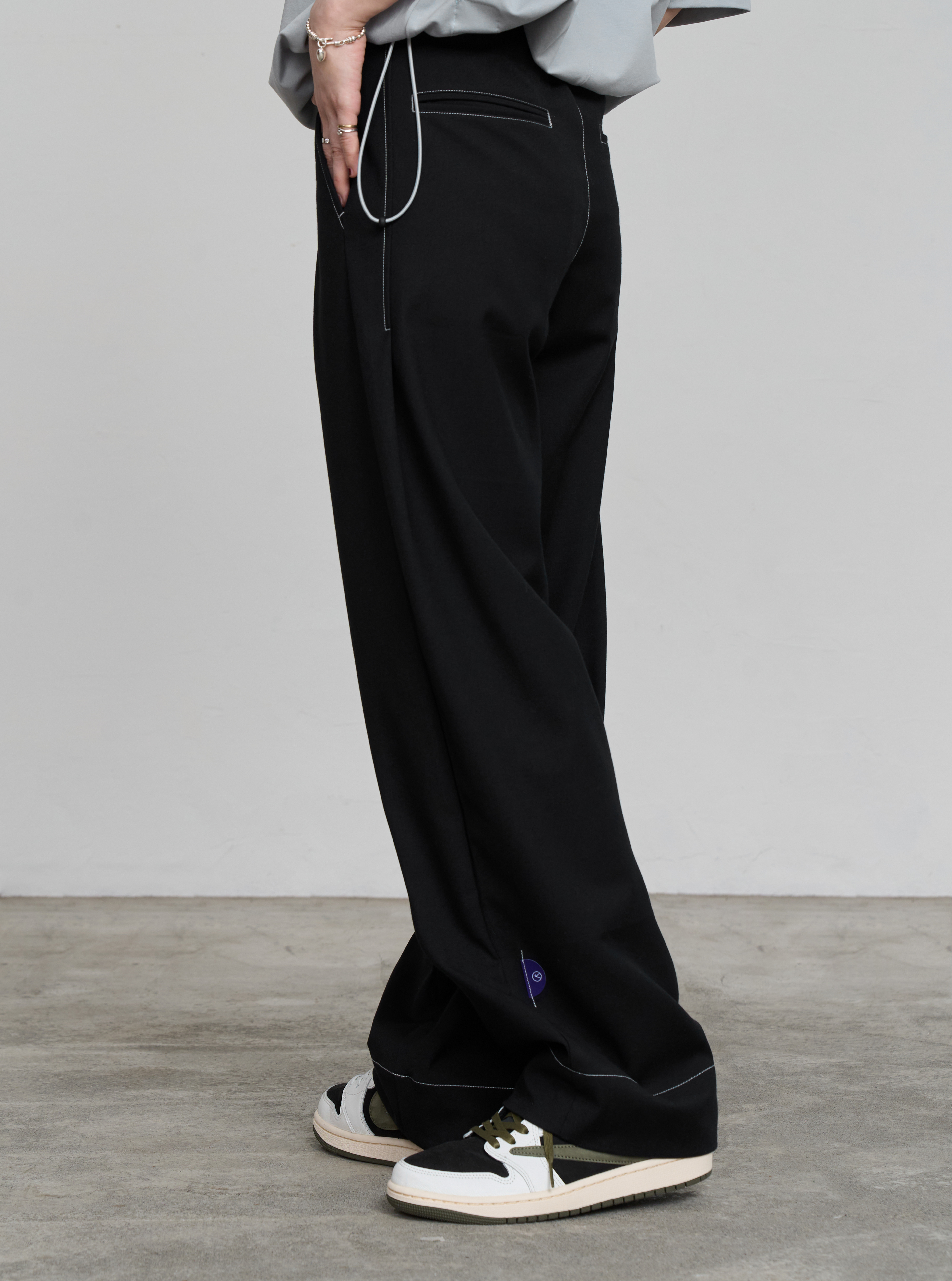 Contrast-stitching Trousers | Black