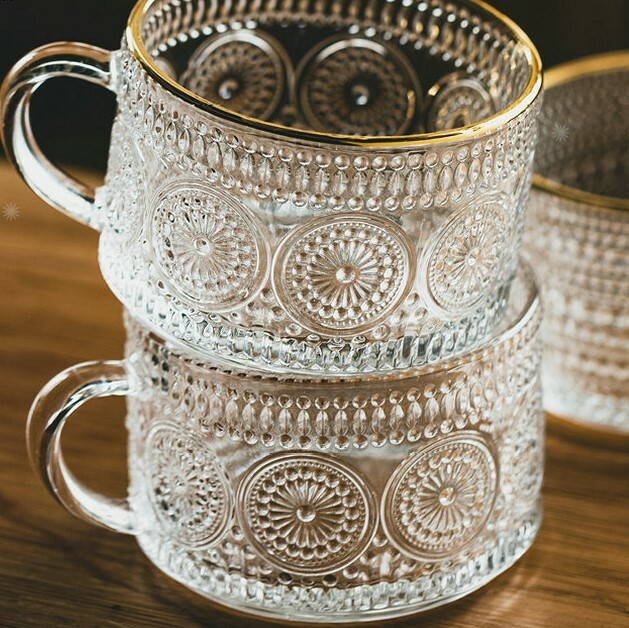 《2432》精緻浮雕玻璃把手馬克杯450ML