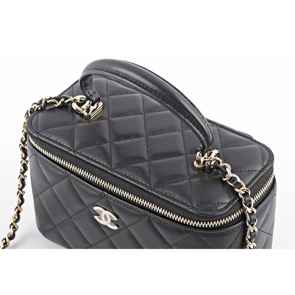 【CHANEL】金色CC Logo 小羊皮手提/斜背二用化妝包(黑色) AP2199 B06660 94305