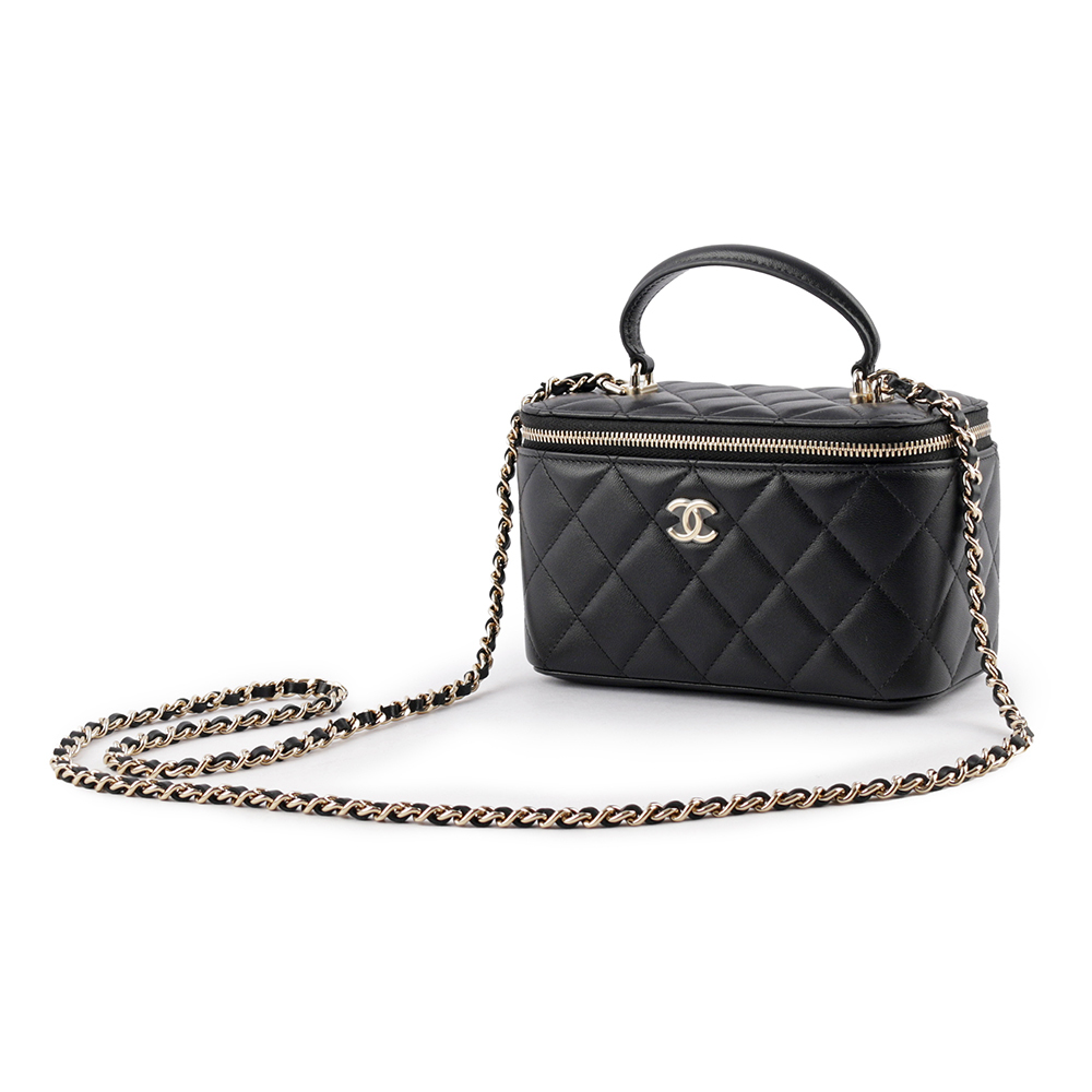 【CHANEL】金色CC Logo 小羊皮手提/斜背二用化妝包(黑色) AP2199 B06660 94305